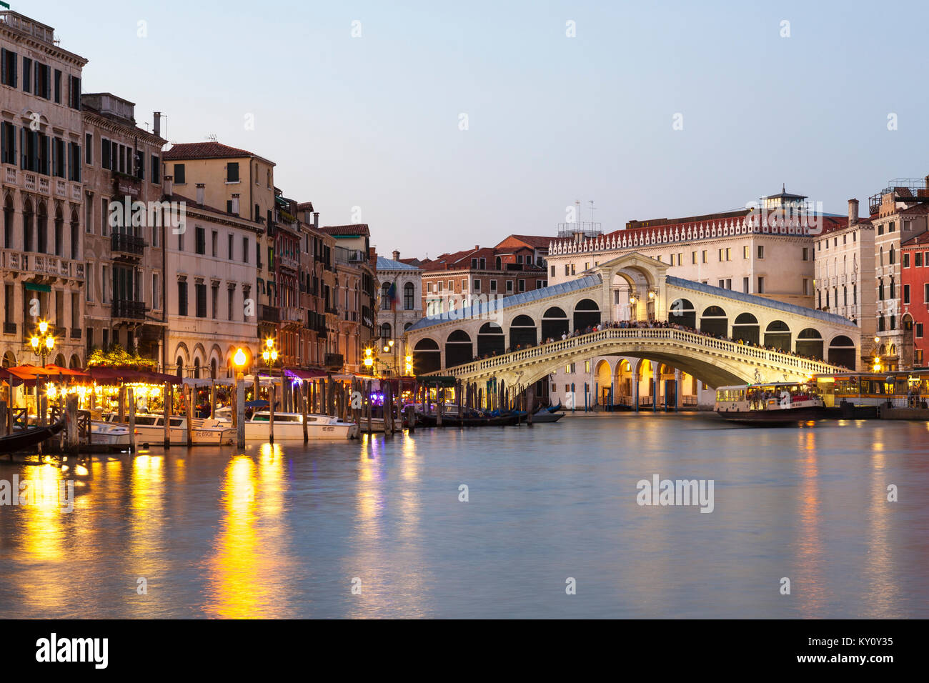Ponte di Rialto, le Pont du Rialto, au crépuscule, Grand Canal, Venice, Italie avec des lumières et des reflets Banque D'Images