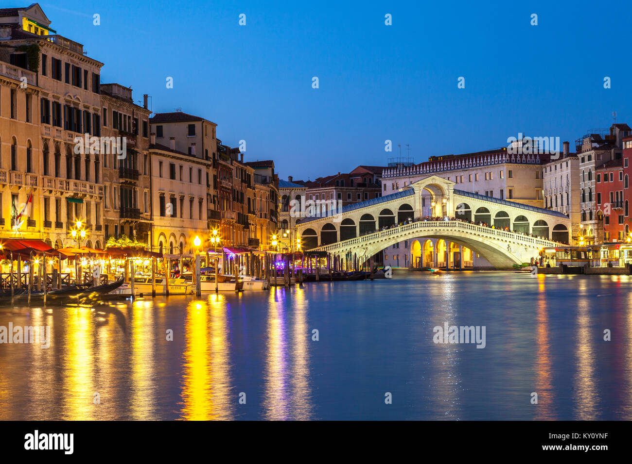 Ponte di Rialto, le Pont du Rialto au crépuscule pendant heure bleue, Grand Canal, Venice, Italie avec des lumières et des reflets Banque D'Images