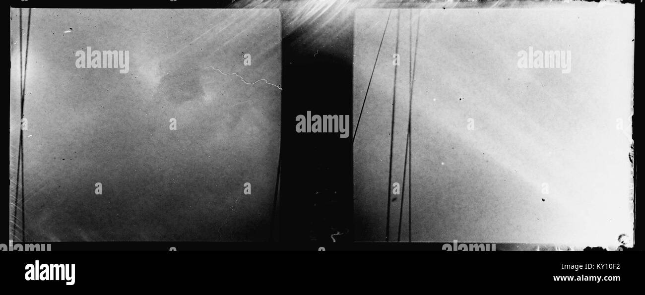 Cette photographie nocturne capture le cimetière du Père-Lachaise à Paris, en France, montrant des allées illuminées, des tombes et des mausolées dans des conditions d'éclairage nocturne. Banque D'Images