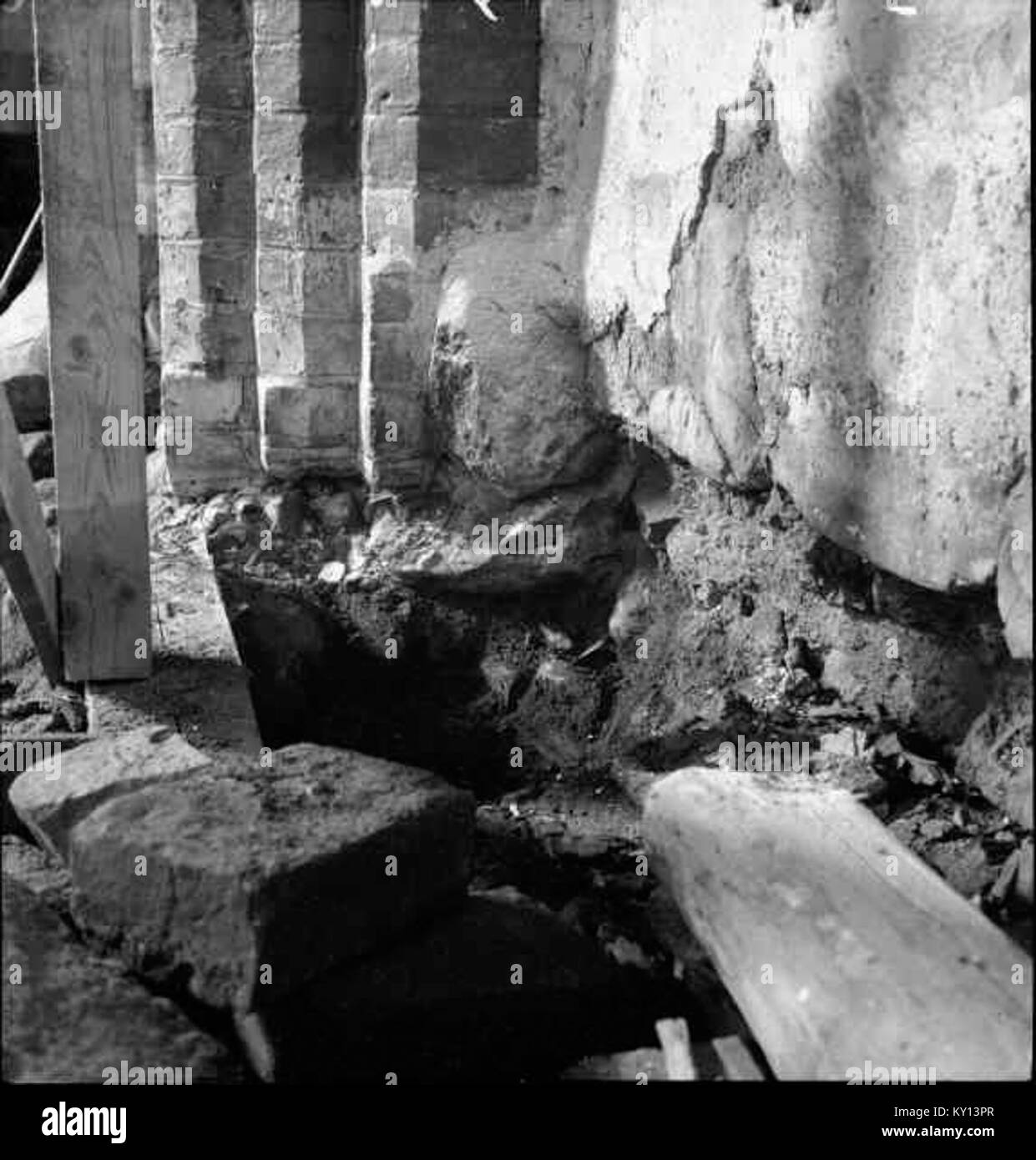 L'église de Fogdö, située en Suède, présente une construction médiévale en pierre, des autels intérieurs, des vitraux et sert de site religieux historique. Banque D'Images