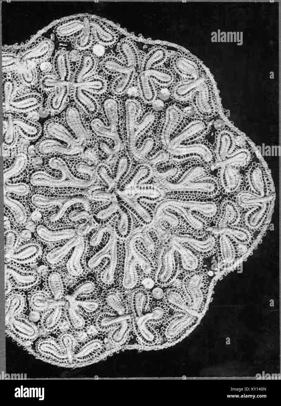 Fogdö kyrka est une église médiévale située à Fogdö, en Suède. L'église présente une architecture romane, un toit en bois et des peintures murales historiques, reflétant son importance religieuse et culturelle dans la région. Banque D'Images