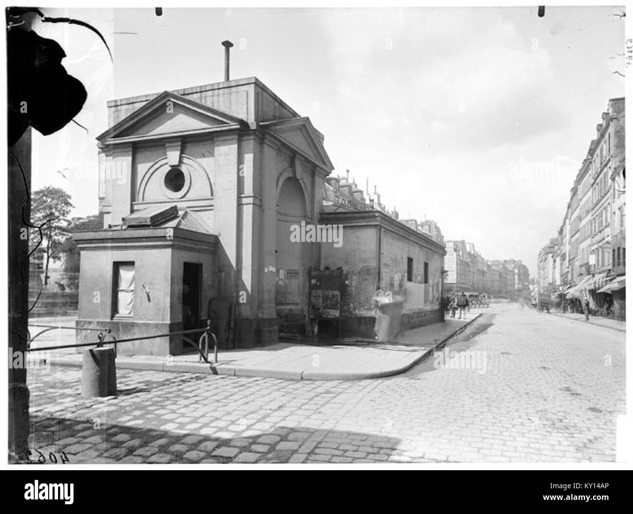 Cette vue générale de la Fontaine de la petite Halle à Paris 12ème est une représentation historique de l'architecture urbaine, conservée à la Médiathèque de l'architecture et du patrimoine, référence APMH00037869. Banque D'Images