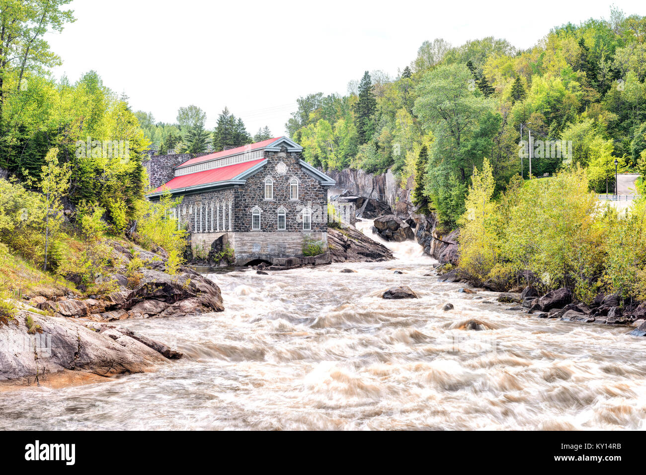 Chicoutimi, Canada - le 3 juin 2017 : La Pulperie de Chicoutimi, Musée régional de pâte à Saguenay, Québec avec rivière et l'eau qui coule en été Banque D'Images