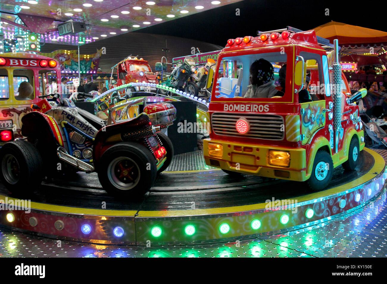 Portugal, Algarve, Portimao. Vers novembre 2017. Voitures Carousel ride dans un carnaval au Portugal. Banque D'Images