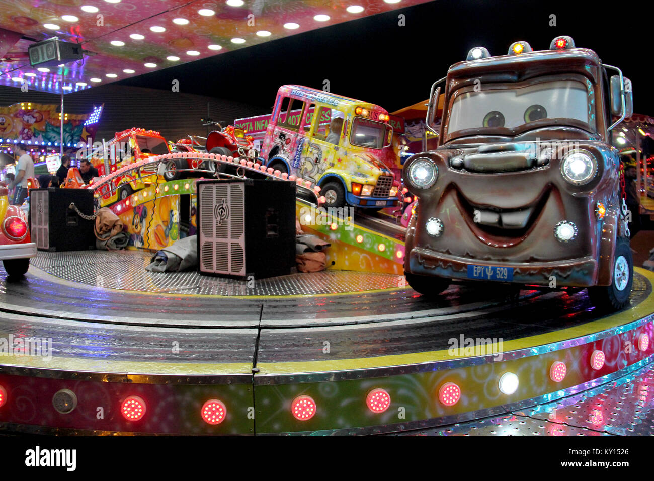 Portugal, Algarve, Portimao. Vers novembre 2017. Voitures Carousel ride dans un carnaval au Portugal. Banque D'Images