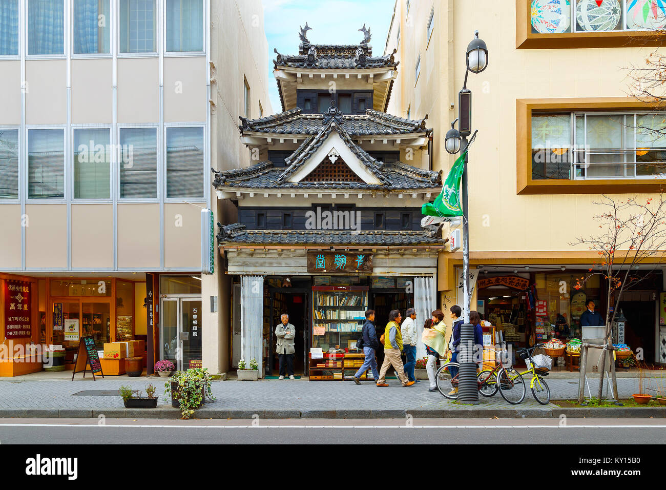 MATSUMOTO, JAPON - 21 NOVEMBRE 2015 : boutique livre non identifié avec le pressage de style de la célèbre "Crow" ou château situé à proximité du Château de Matsumoto Banque D'Images