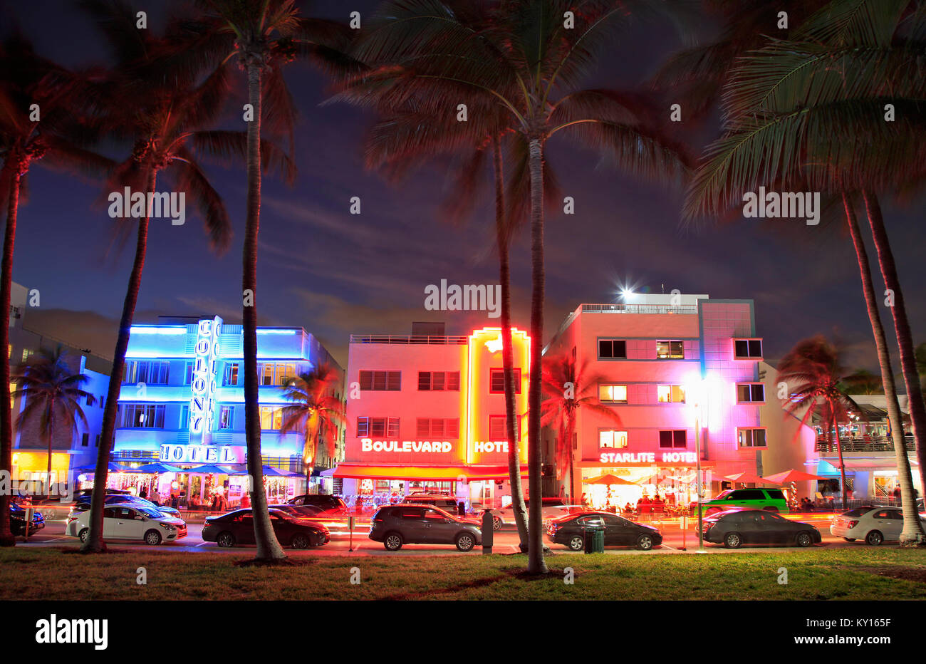 Ocean Drive bâtiments Art Déco illuminée au crépuscule à Miami Beach Banque D'Images