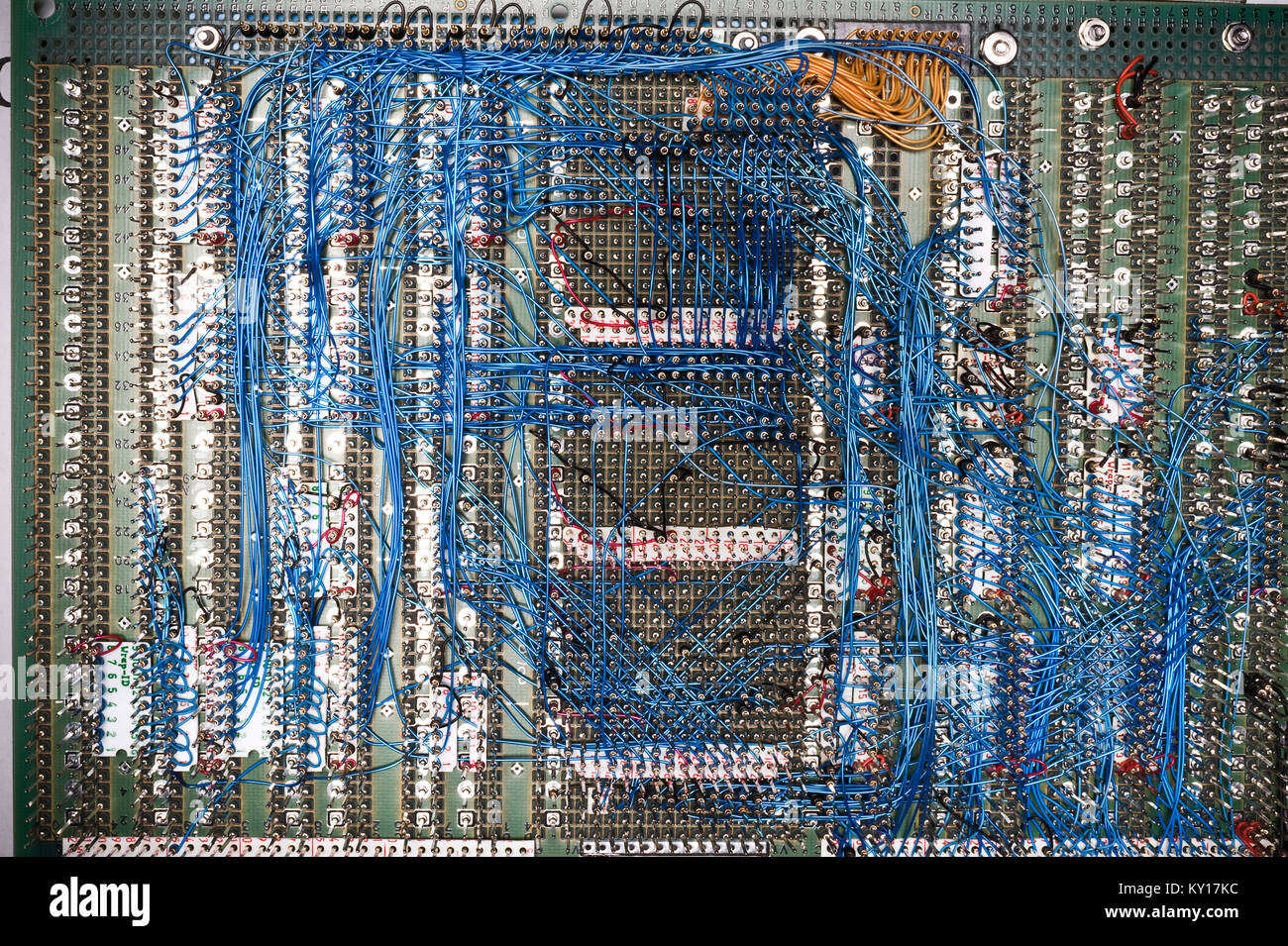 Un vieux circuit board présente la technologie dépassée du fil rétractable - en utilisant des centaines de fils à faire des liens plutôt que des traces sur un CI. Banque D'Images