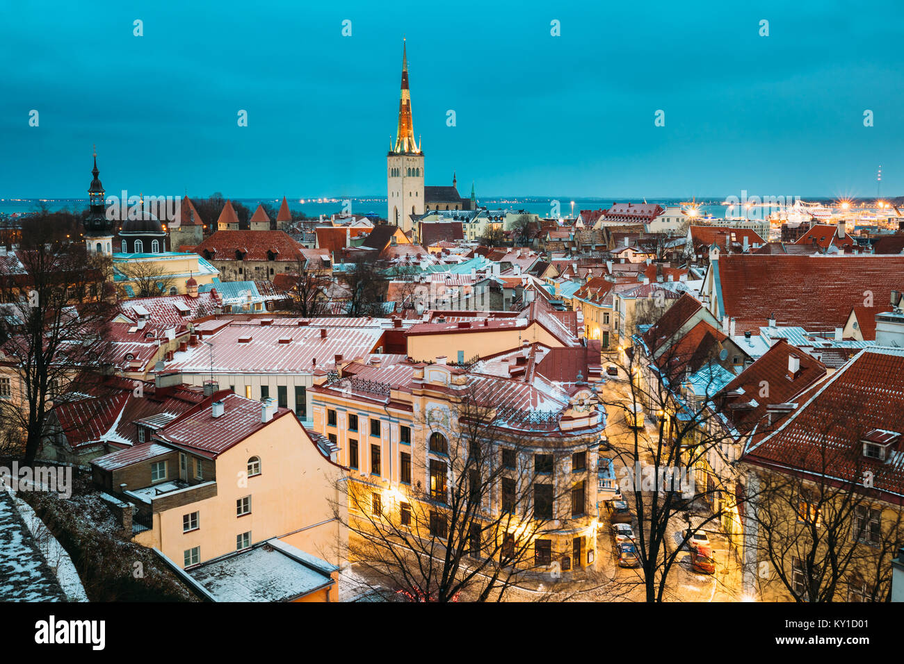 Ancienne architecture ancienne Cityscape dans quartier historique de Tallinn, Estonie. Soirée d'hiver la nuit. Célèbre Monument. Pittoresque de destination. Banque D'Images