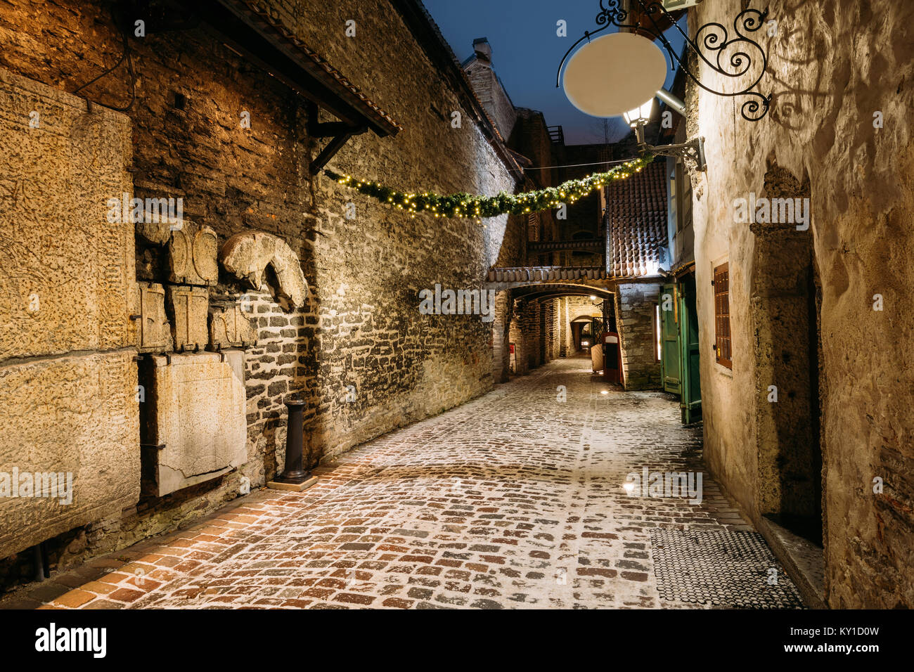 Tallinn, Estonie. Pierres tombales anciennes à St Catherine's Passage de St Catherine's Monastère dominicain de nuit. Centre historique de la vieille ville de Tallinn Banque D'Images