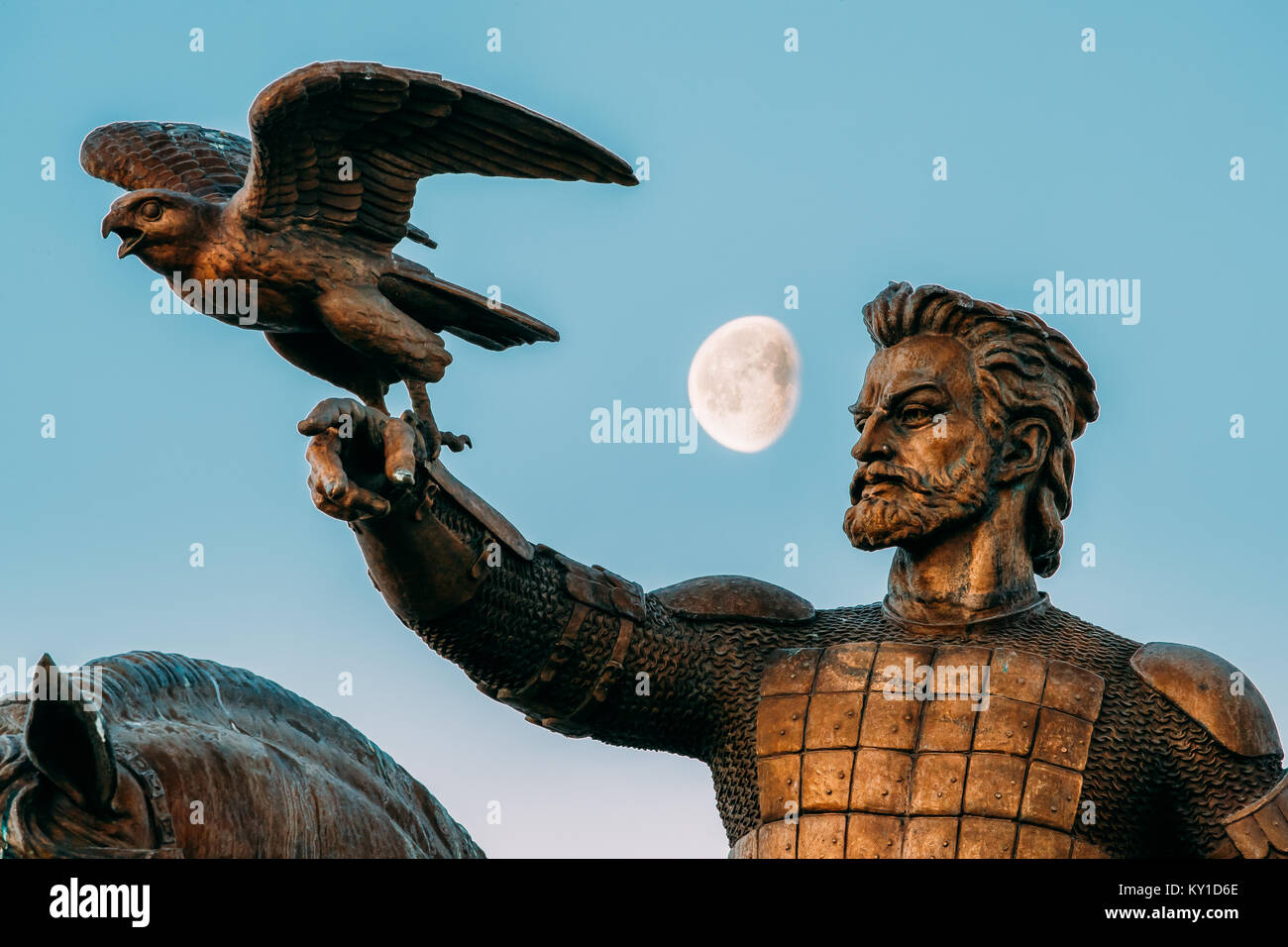 Minsk, Belarus. Fermer la vue de monument à Algirdas avec Falcon dans la main. Banque D'Images