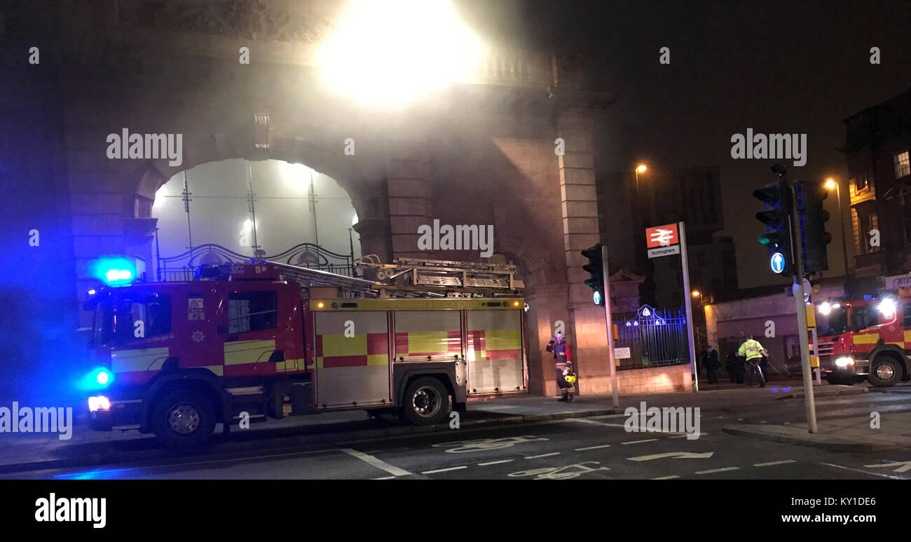 Un appareil d'incendie à l'extérieur de la gare de Nottingham qui a été évacué et services en passant par la station annulé après un incendie. Banque D'Images