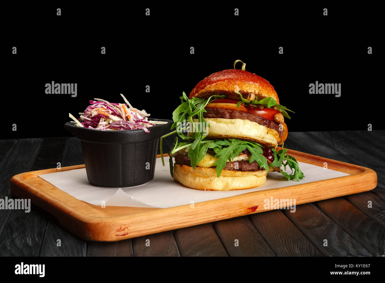 Sandwich avec salade de chou rouge Banque D'Images