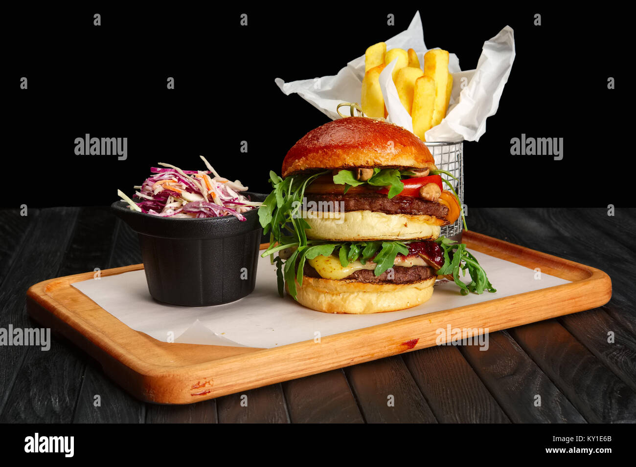 Big burger avec frites et salade de chou Banque D'Images