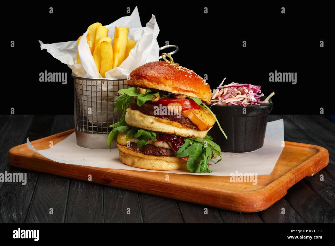 Big burger avec frites et salade de chou Banque D'Images
