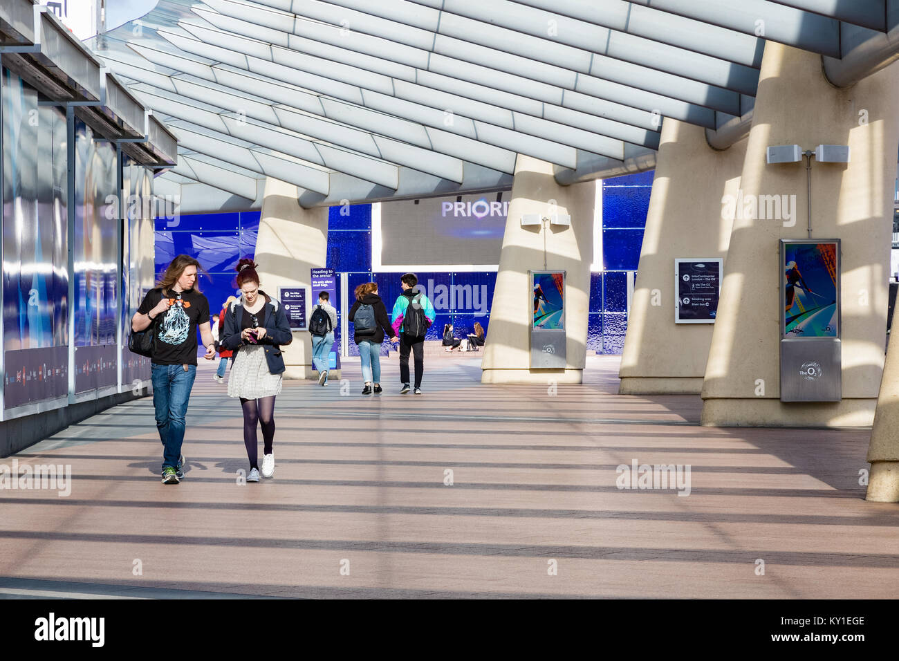 Londres, Royaume-Uni - 25 juin, 2017 - Les gens marcher sur un passage dans Peninsula Square conduisant à l'O2 ou station de North Greenwich Banque D'Images