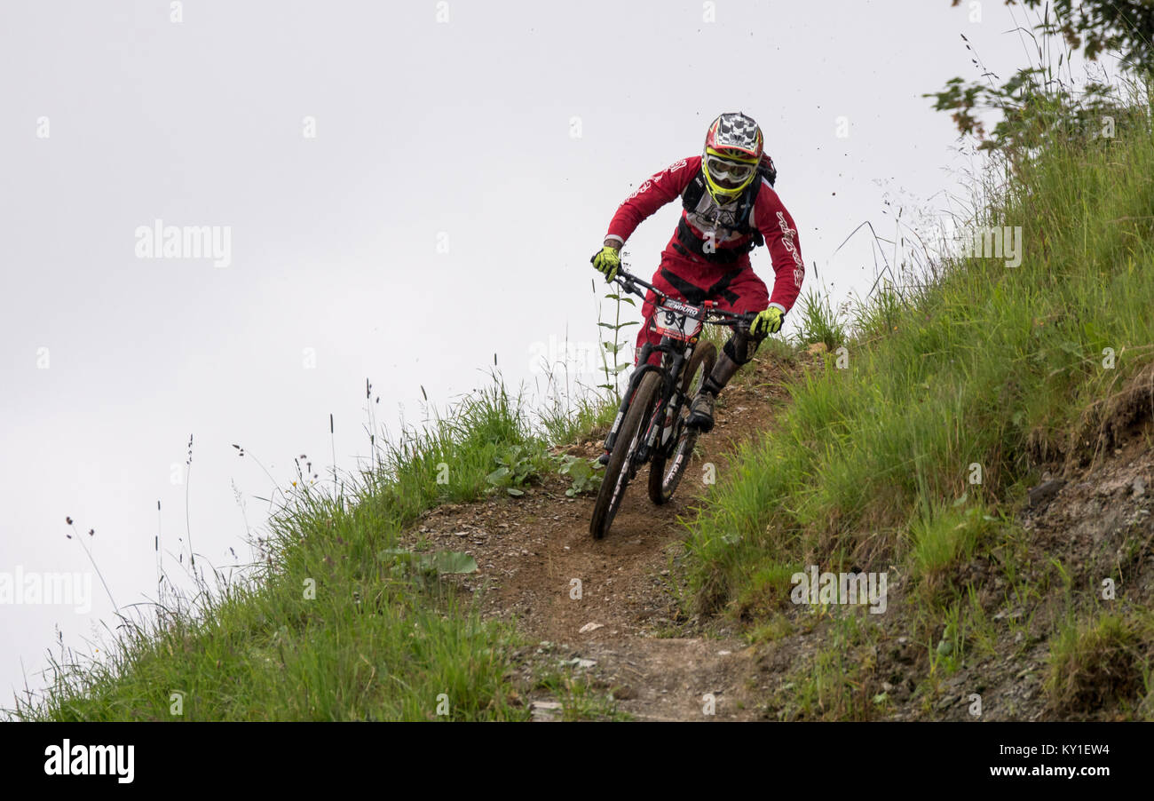 Jörg Gaukel (GER), numéro 91, du VRS Garching photographié à pleine vitesse vers le bas à la piste de course à l'Enduro Series SRAM-spécialisés à Kirchberg en Autriche. Il a terminé 18 dans les Masters Series. Gonzales Photo/Christoph Oberschneider. Banque D'Images