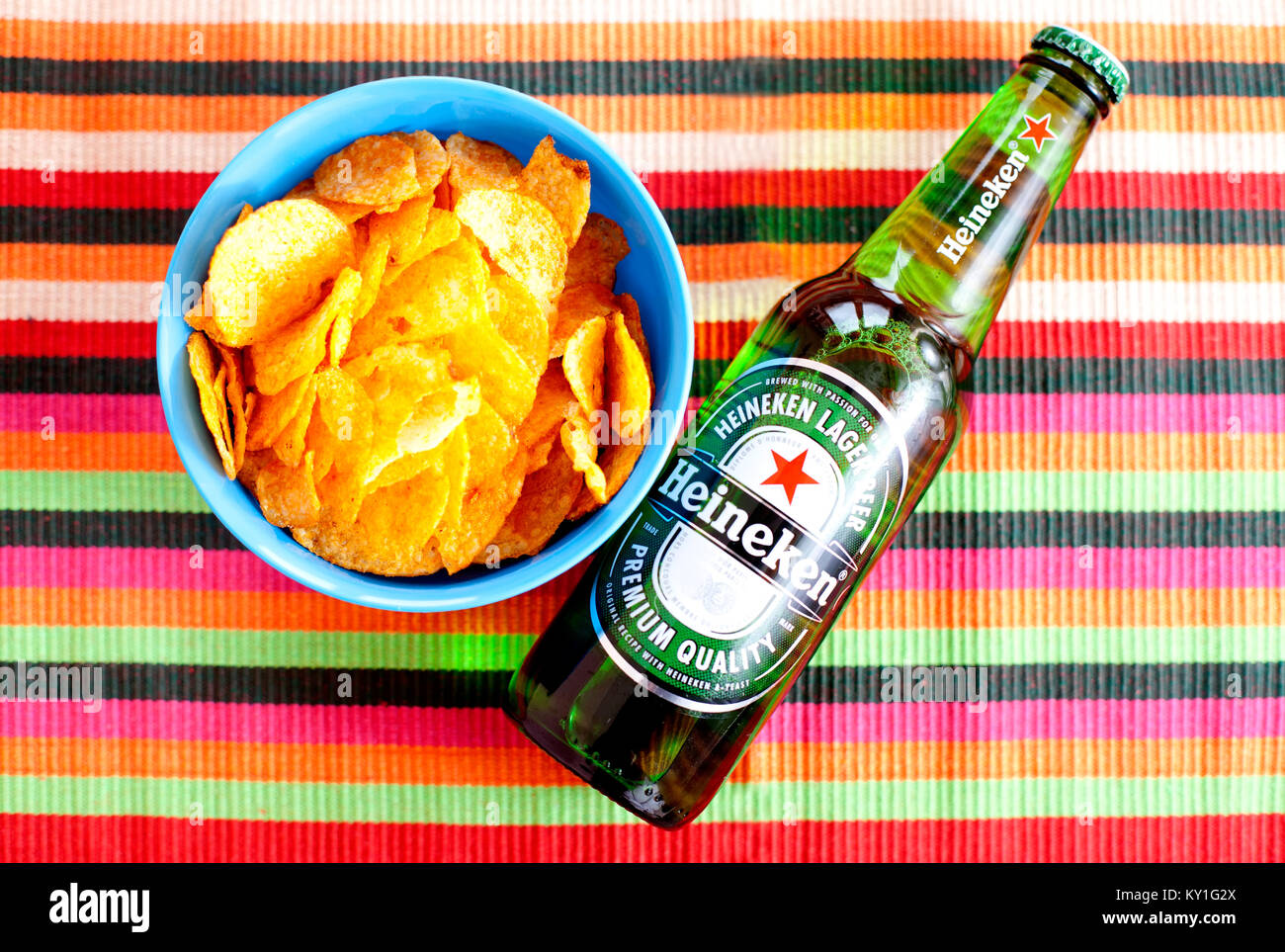 DORKOVO, BULGARIE - 13 mars, 2017:l'un de la bière Heineken et tasse avec plaquettes .Heineken La bière est le produit phare de la Heineken Banque D'Images