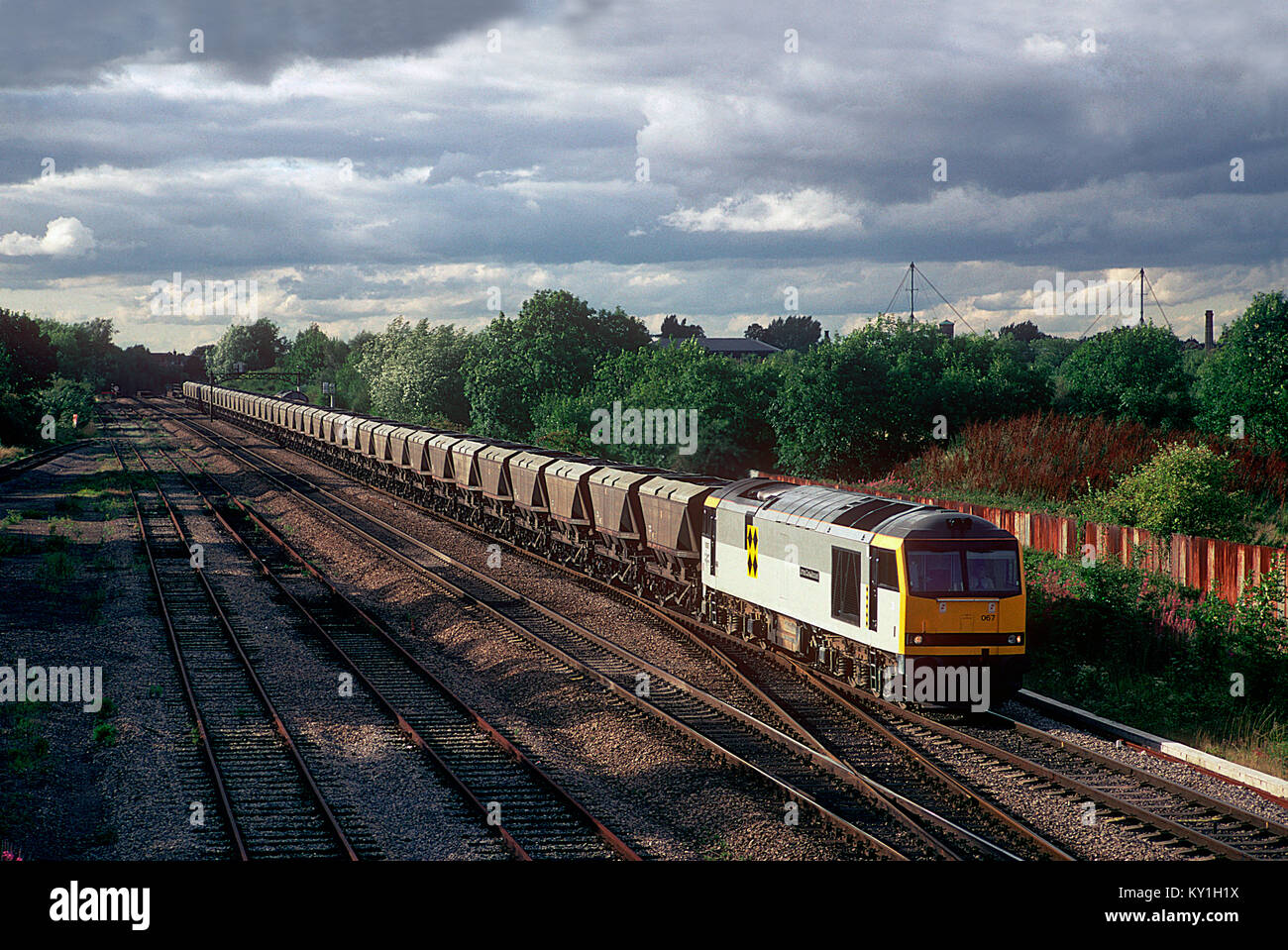 Un certain nombre de locomotives diesel de catégorie 60 60067 avec un wagon de merry go round coal train à destination d'une centrale électrique à Semois Yard, Oxford. 12 août 1993. Banque D'Images