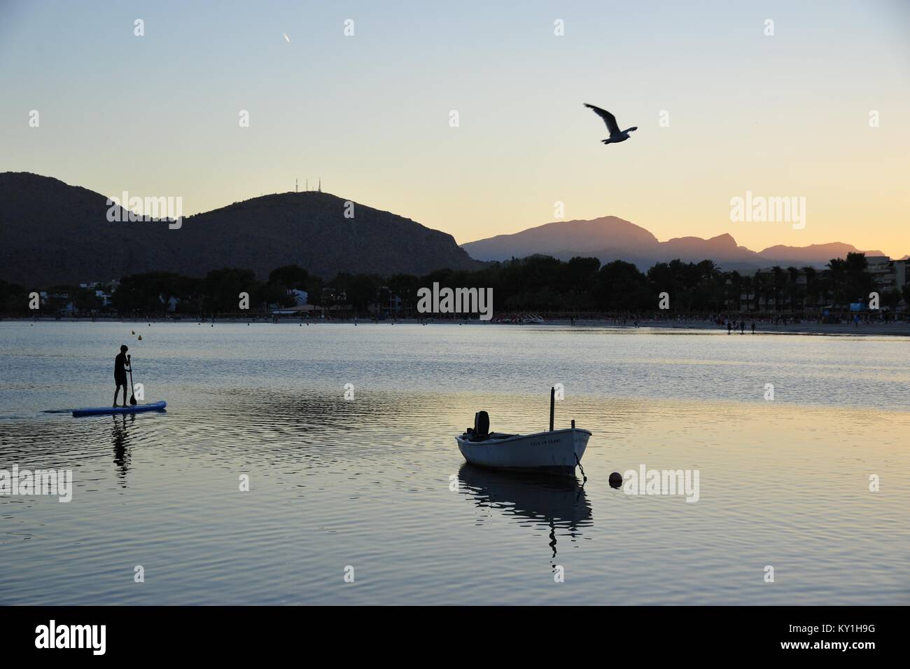 Coucher de soleil romantique par plage d'Alcúdia Banque D'Images