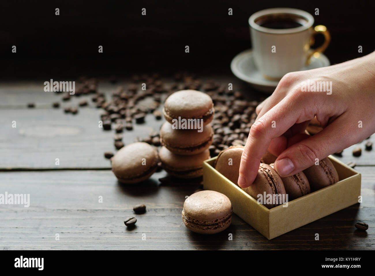 Cacao Chocolat Biscuits macarons avec du café français Banque D'Images