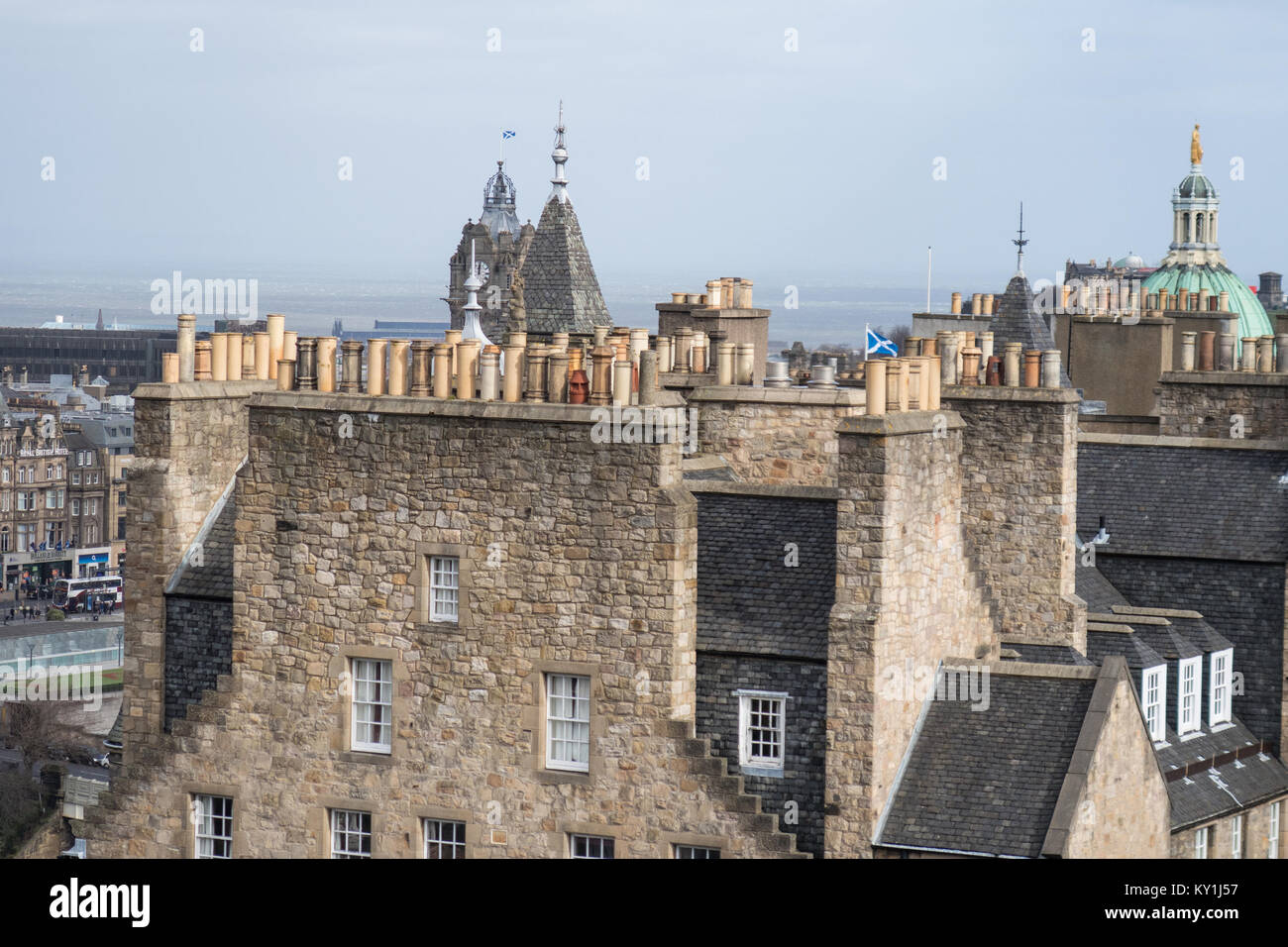 Les pots de cheminée de différentes tailles et couleurs sur l'horizon d'Édimbourg à l'est vers le bas du Royal Mile de près de Château d'Edimbourg Banque D'Images