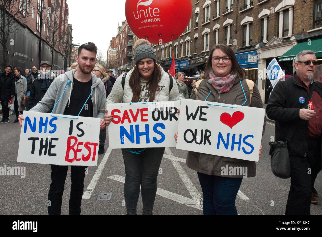 Enregistrer la démonstration du NHS avec trois personnes et des pancartes 'NHS est meilleur' 'Save notre NHS' 'Nous aimons notre NHS'. Message clair et coloré. Banque D'Images