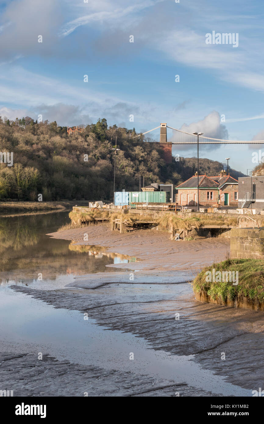 Clifton Suspension Bridge de Brunel se reflète dans le niveau des eaux de marée de la rivière Avon à Bristol, Royaume Uni Banque D'Images