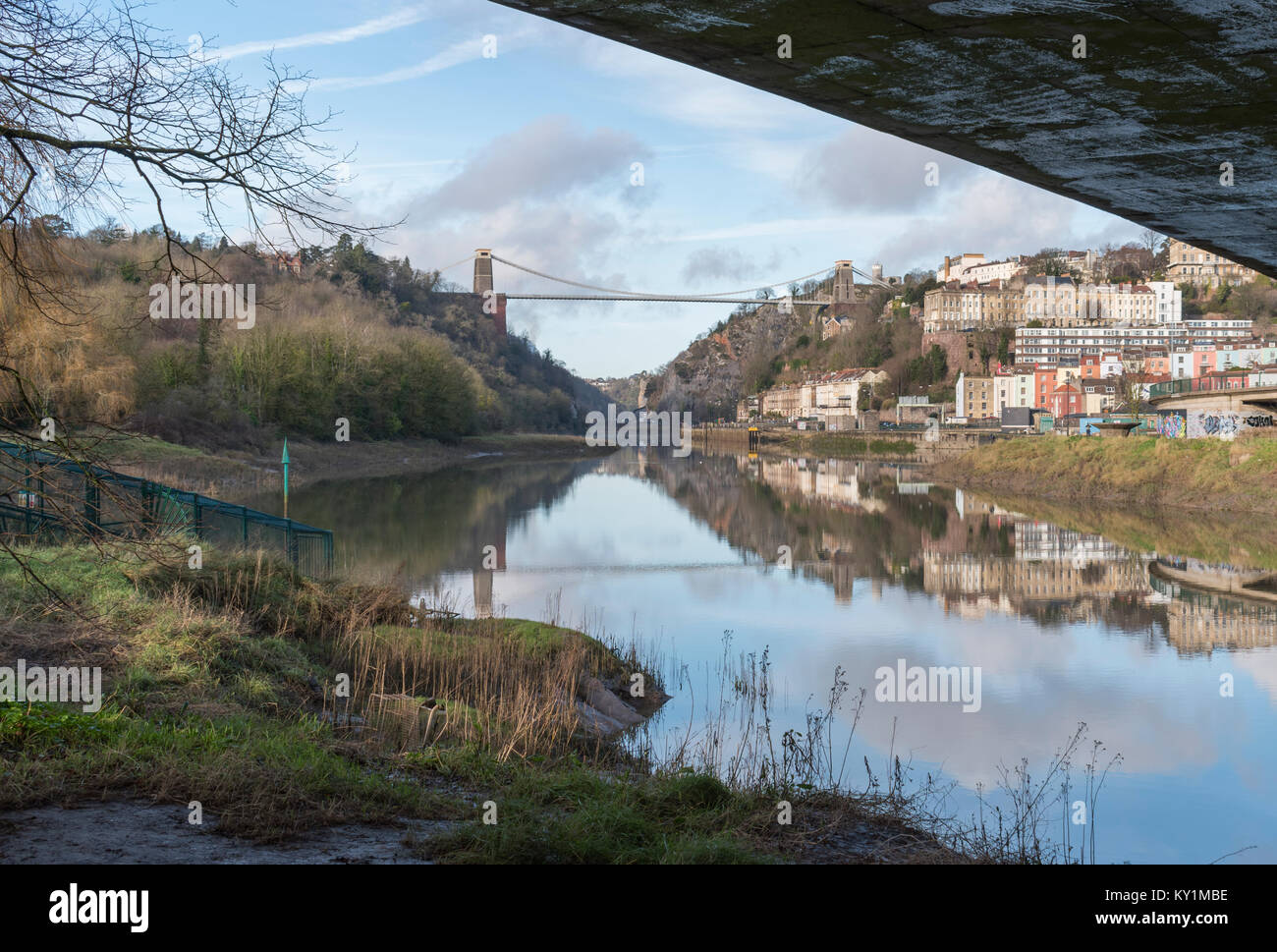 Clifton Suspension Bridge de Brunel se reflète dans le niveau des eaux de marée de la rivière Avon à Bristol, Royaume Uni Banque D'Images