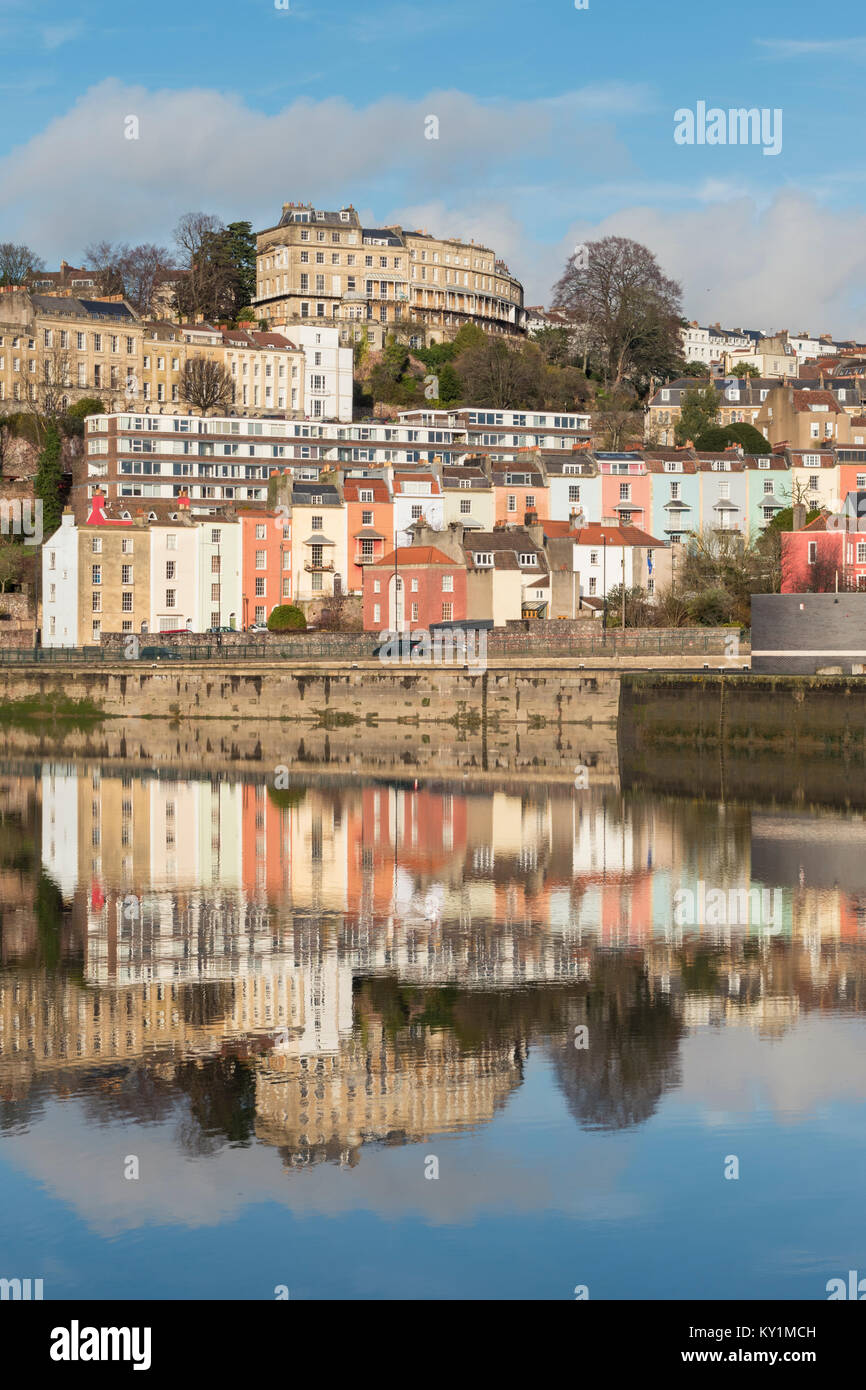Les terrasses colorées de Clifton et de condensats chauds se reflète dans le niveau des eaux de marée de la rivière Avon, Bristol Banque D'Images