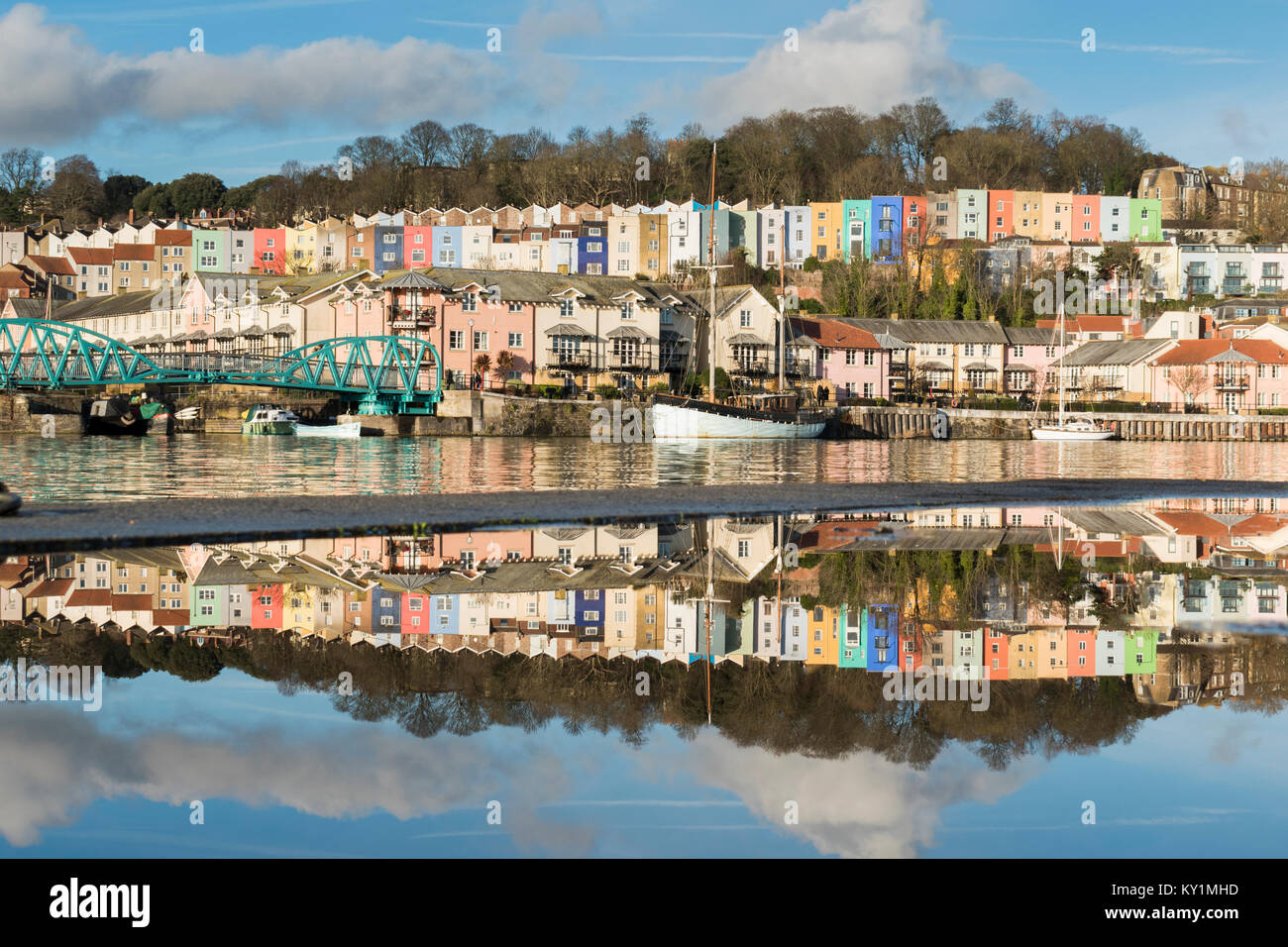 Terrasses colorées de Cliftonwood à Bristol se reflétant dans les eaux d'une flaque d'eau et ceux de la port flottant, Bristol Banque D'Images
