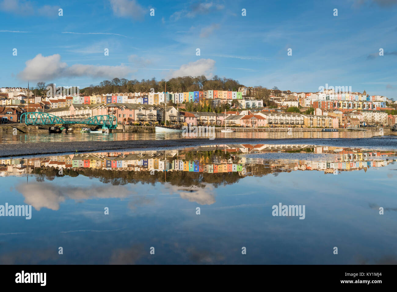 Terrasses colorées de Cliftonwood à Bristol se reflétant dans les eaux d'une flaque d'eau et ceux de la port flottant, Bristol Banque D'Images