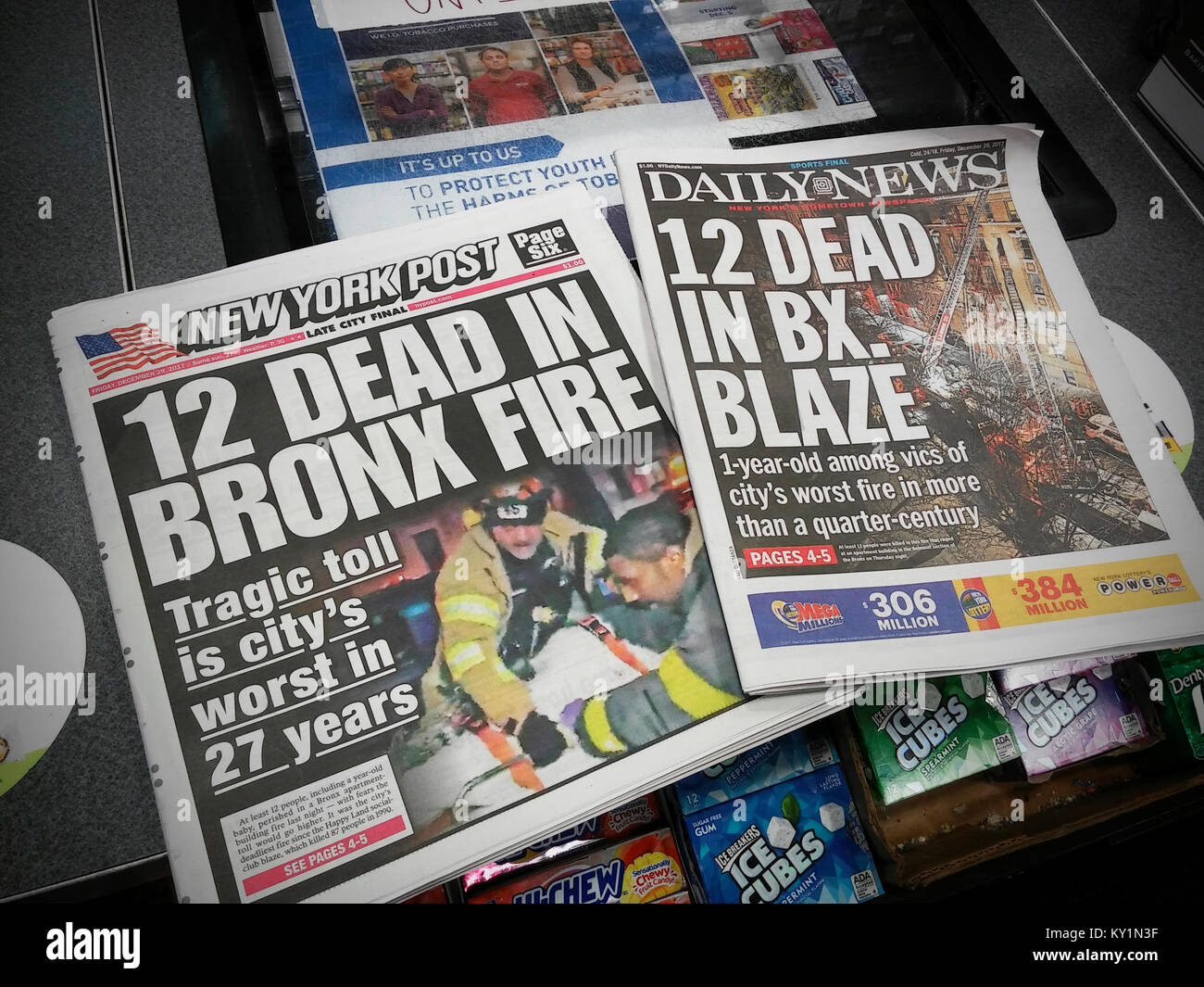 Tous les titres du New York Daily News et le New York Post ont les mêmes titres le Vendredi, Décembre 29, 2017 rapports sur les éditions la mort de 12 dans le pire incendie la ville a vu en 27 ans. (© Richard B. Levine) Banque D'Images