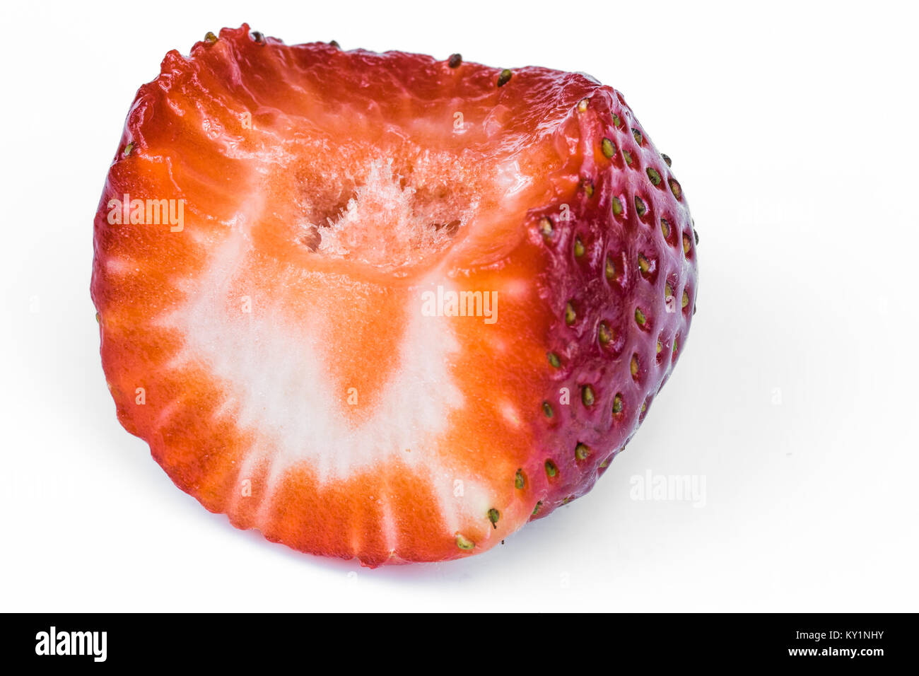 La moitié des fraises en tranches avec des marques de morsures. Banque D'Images