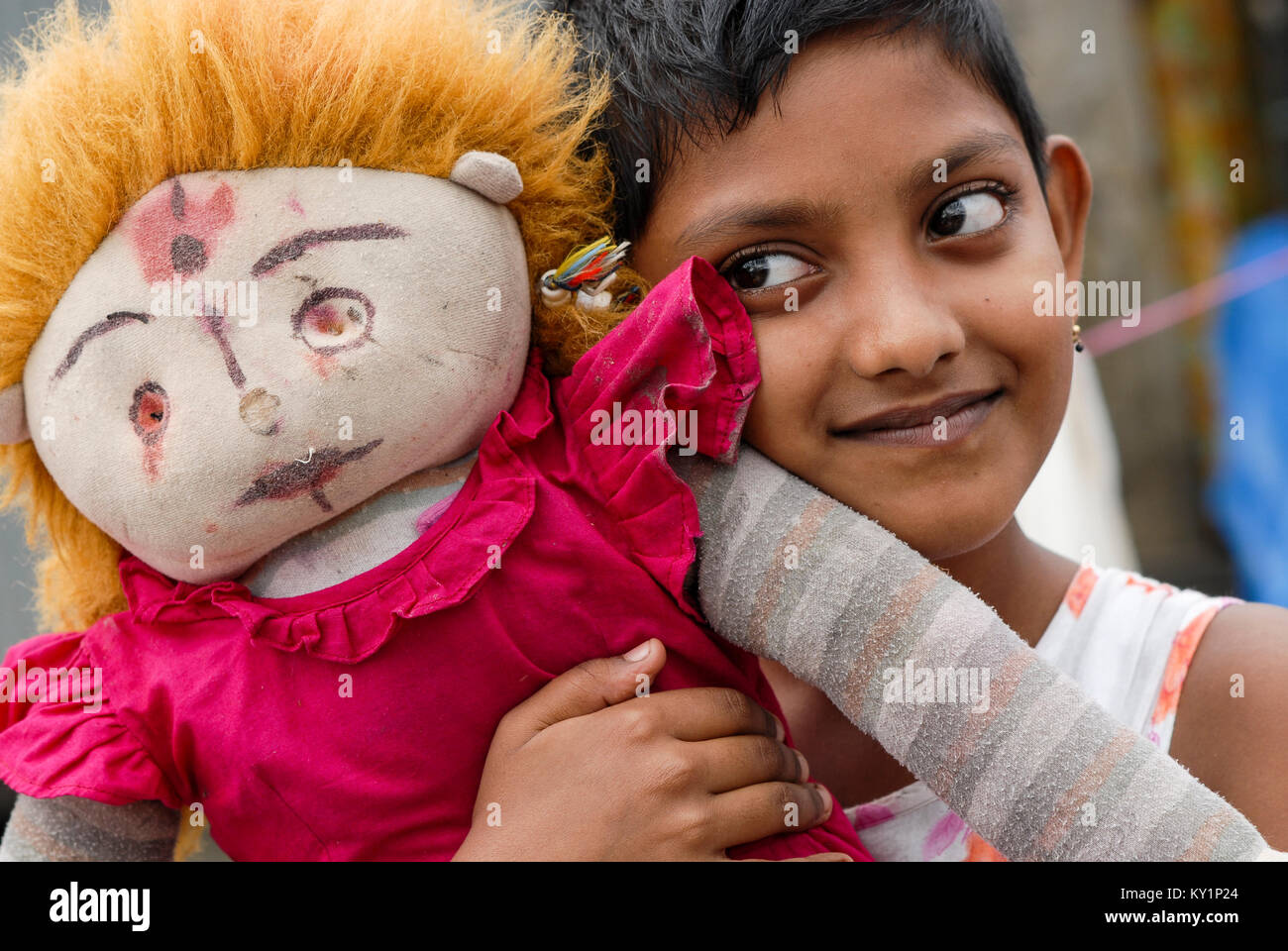 Le Bangladesh , district de Khulna, dans Perikhali Chaitee fille village avec son selfmade poupée / Bangladesch , Chaitee Maedchen mit ihrer Stoffpuppe Perikhali im Dorf Banque D'Images