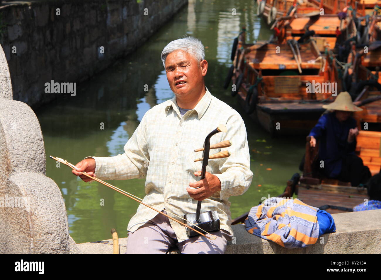La musique traditionnelle chinoise effectuer par un vieil homme aveugle. Billet à Suzhou, en Chine en 2009, 17 avril. Banque D'Images