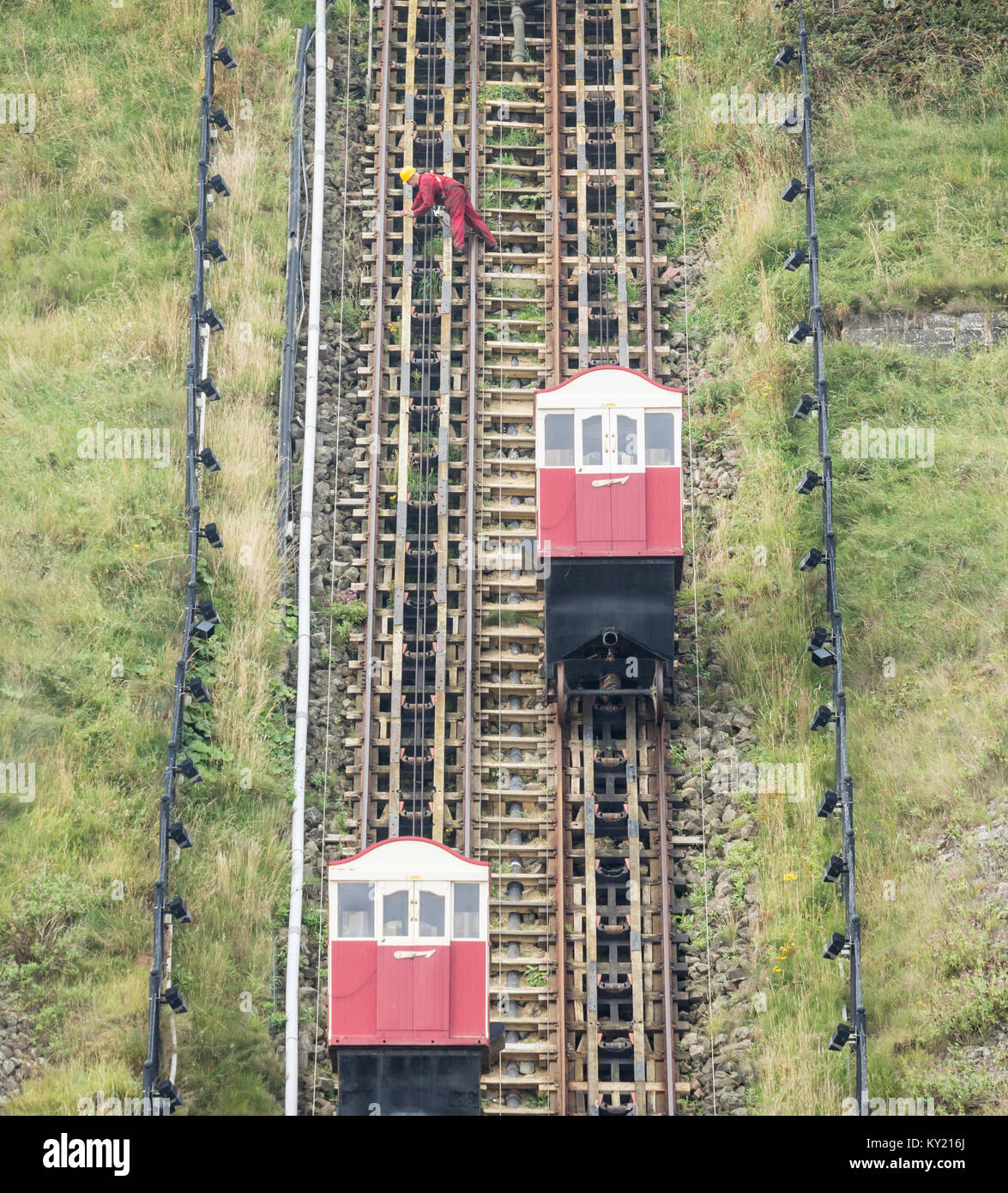 Ingénieur travaillant sur falaise tramway à Saltburn by the Sea, North Yorkshire, Angleterre. UK Banque D'Images