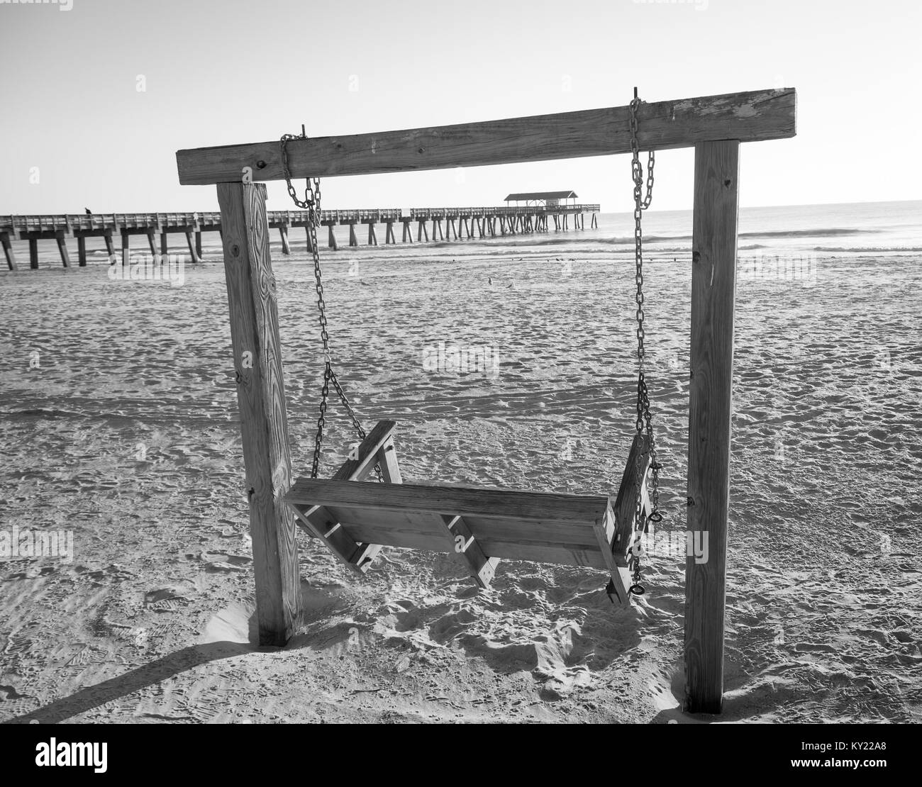 2 personne chaise boisées sur plage de Tybee Island en dehors de Savannah, GA. Banque D'Images