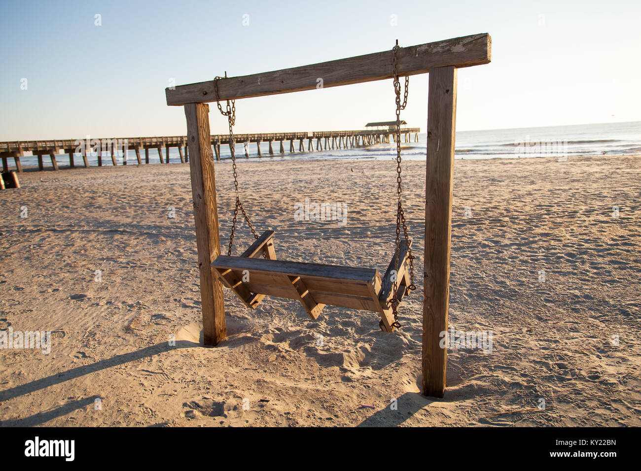 2 personne chaise boisées sur plage de Tybee Island en dehors de Savannah, GA. Banque D'Images