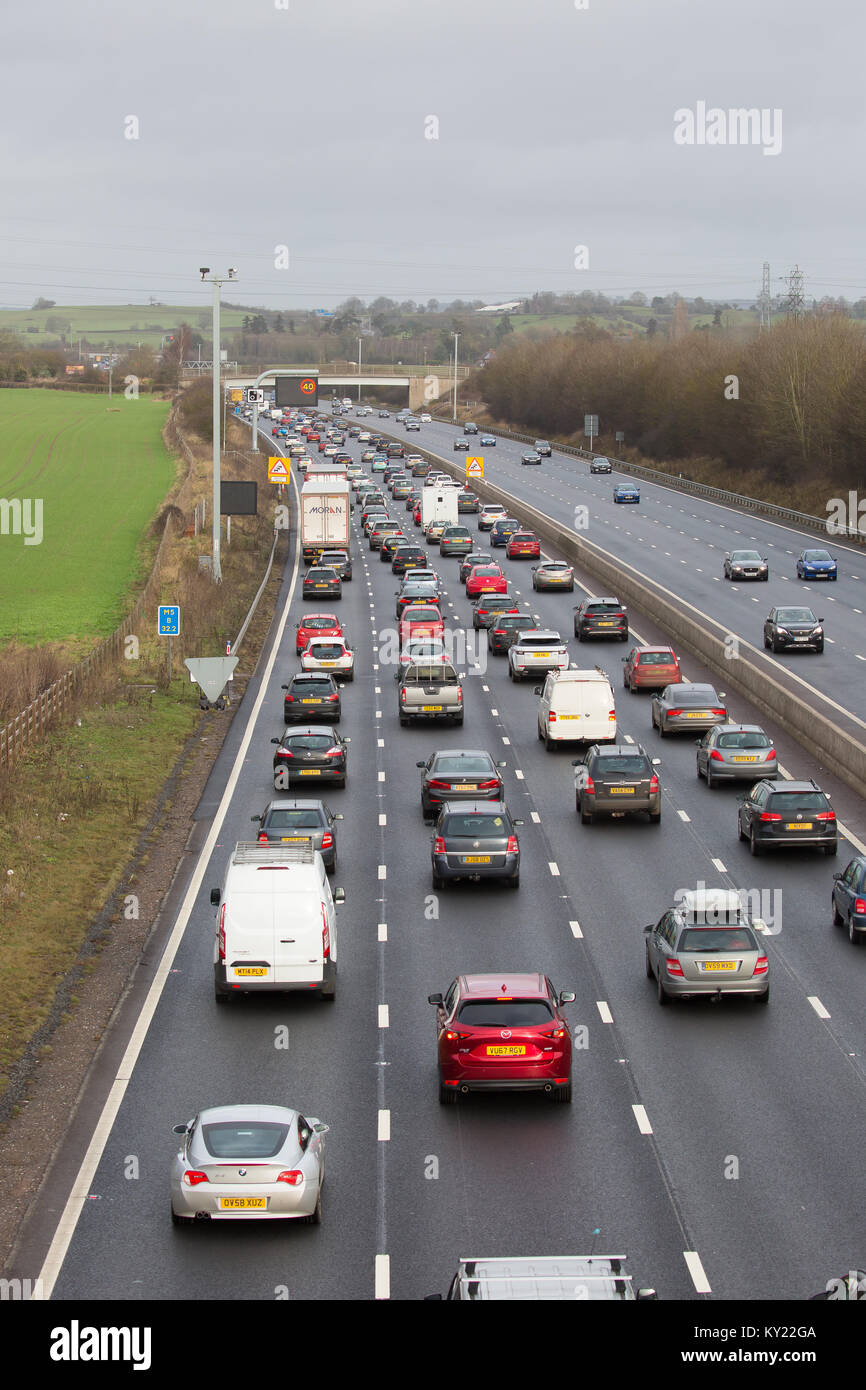 Les conducteurs font face à plusieurs files d'attente sur les autoroutes du pays, au Royaume-Uni. Les automobilistes s'asseoir dans l'arrêt du trafic sur autoroute M42, Midlands.Des problèmes de circulation sur l'autoroute britannique. Banque D'Images