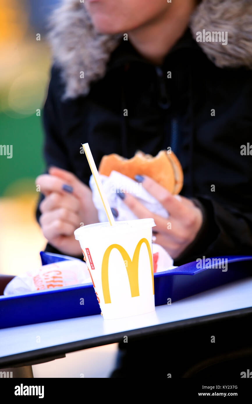 SOFIA, BULGARIE - NOVEMBE:R 02, 2017McDonalds tasses en plastique de la soude. McDonald's Corporation est la plus importante chaîne de restauration rapide hamburger restau Banque D'Images