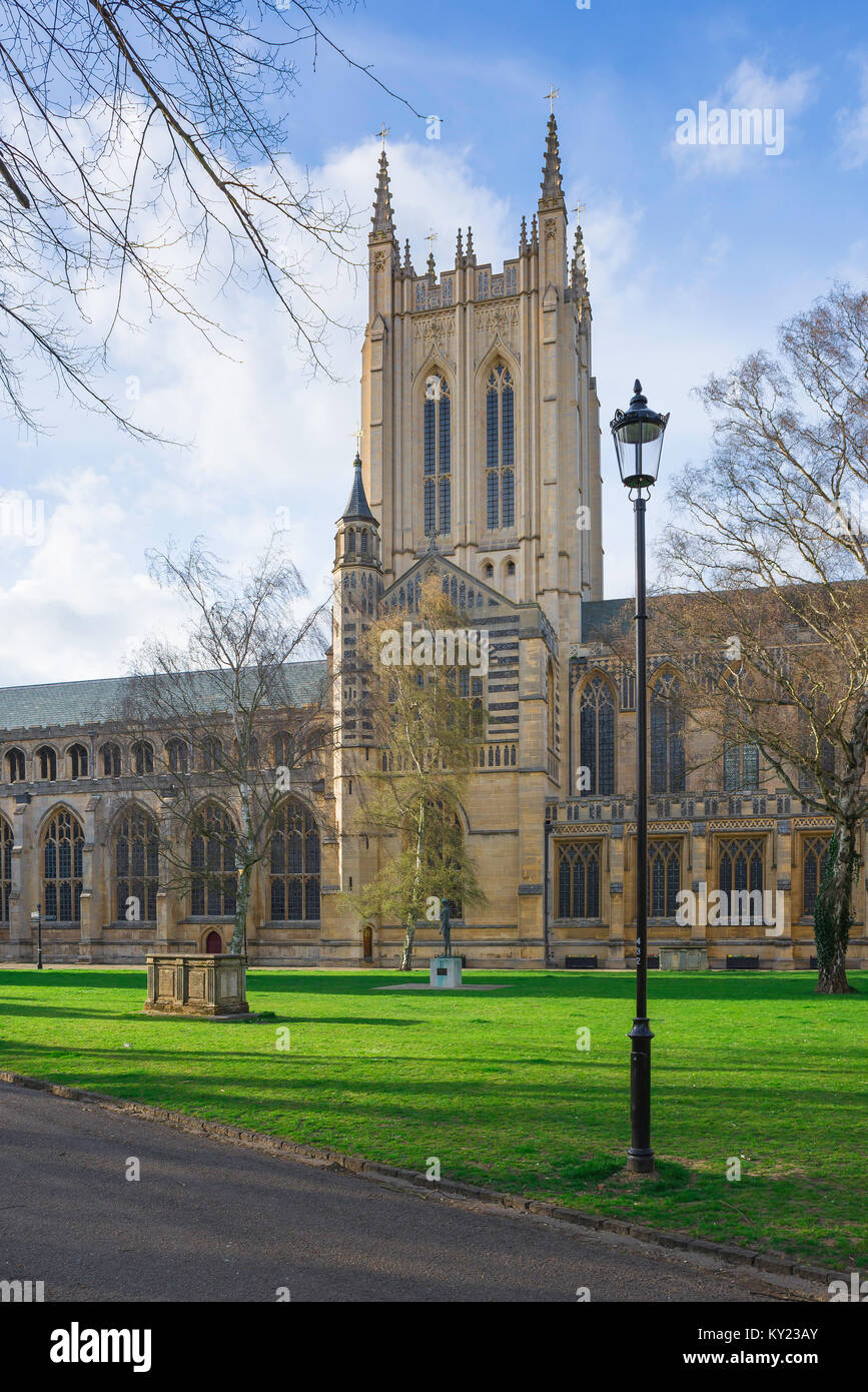 Cathédrale de Bury St Edmunds, vue sur le parc de la cathédrale vers la cathédrale St Edmundsbury du XVIe siècle à Bury St Edmunds, Suffolk, Royaume-Uni Banque D'Images