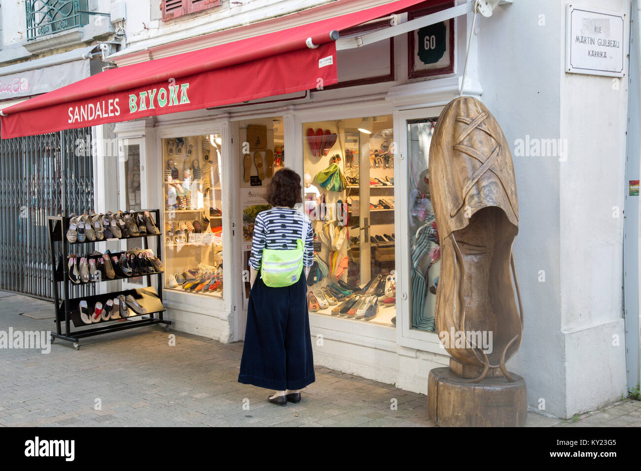 Sandales Bayona Magasin de chaussures ; Saint Jean de Luz, Pays Basque,  France Photo Stock - Alamy