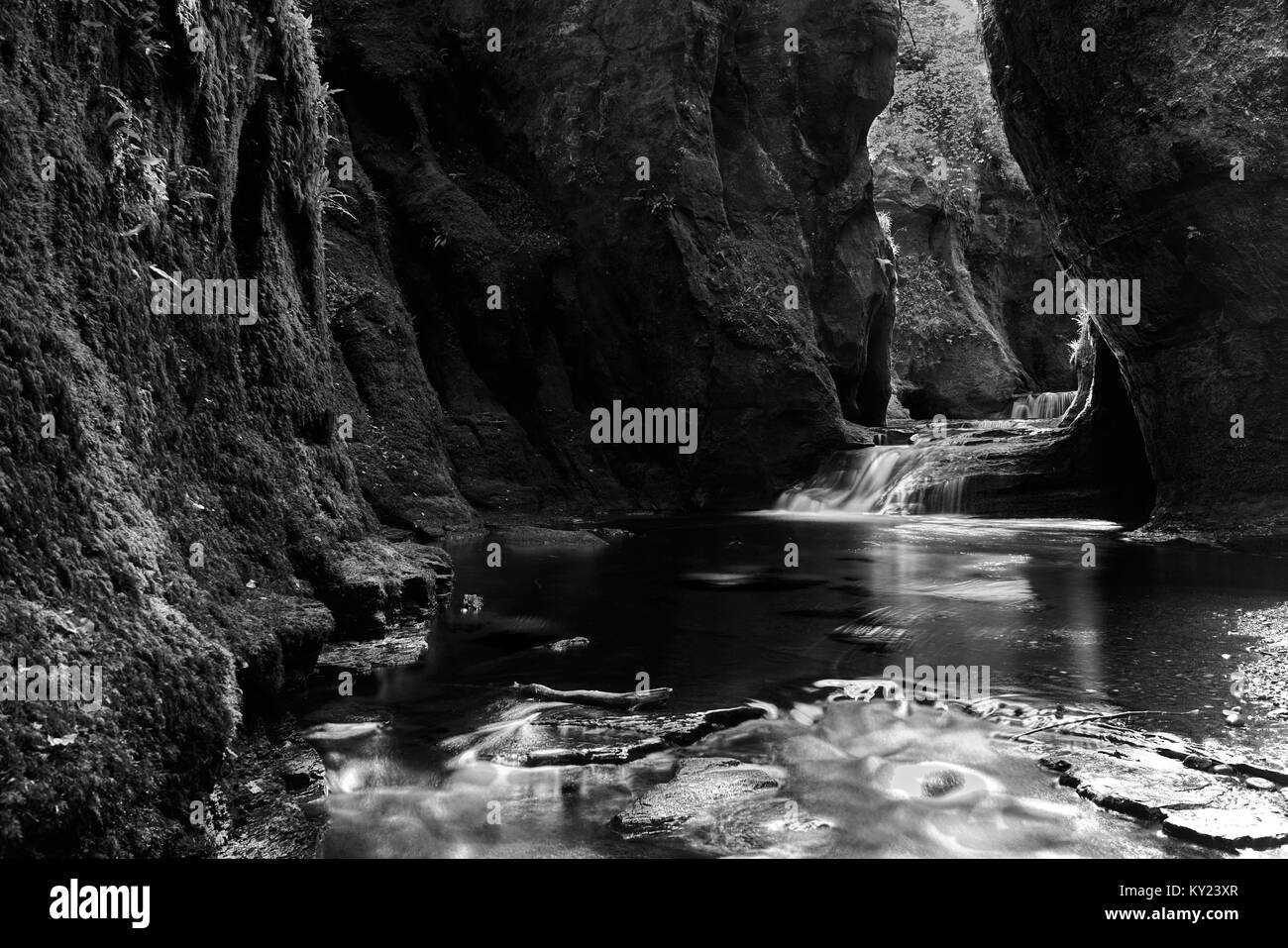Le noir et blanc d'une longue exposition de Finnich Glen, près de Stirling, Écosse Banque D'Images