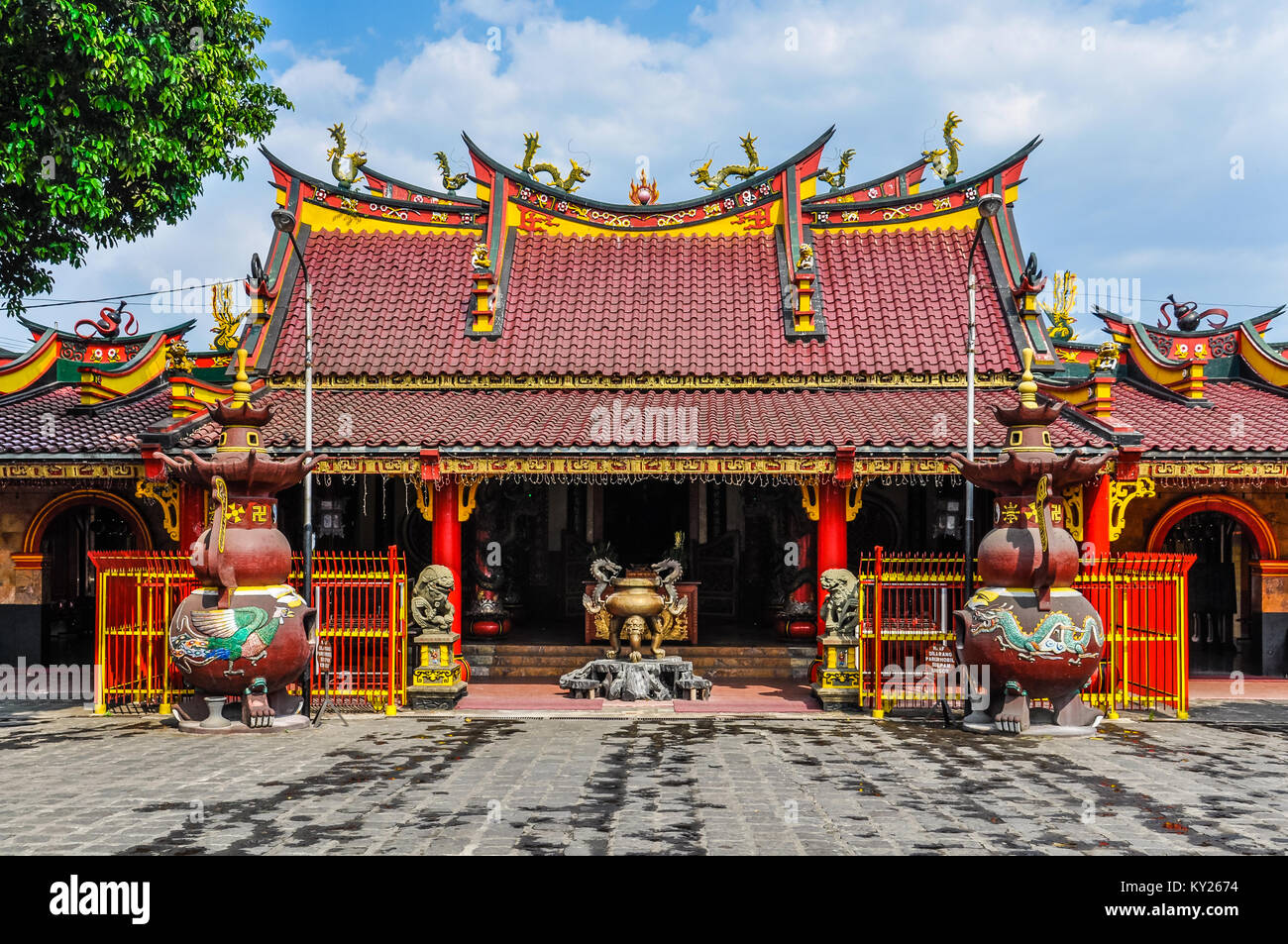 Mosquée et une fontaine à Malang sur l'île de Java, Indonésie Banque D'Images