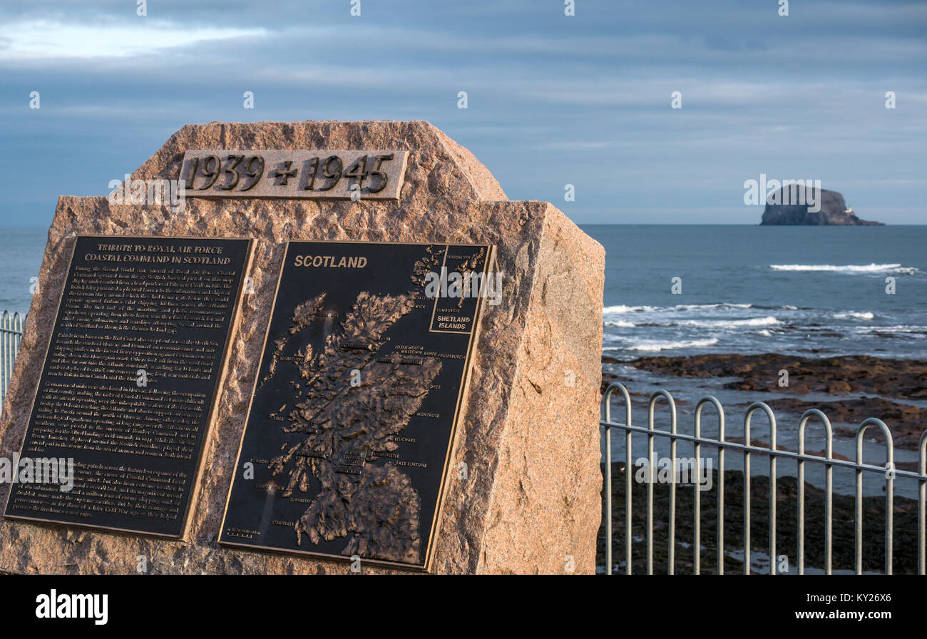 Monument hommage au Coastal Command de la Royal Air Force en Ecosse, North Berwick, East Lothian, Scotland, UK, avec Bass Rock sur horizon Banque D'Images