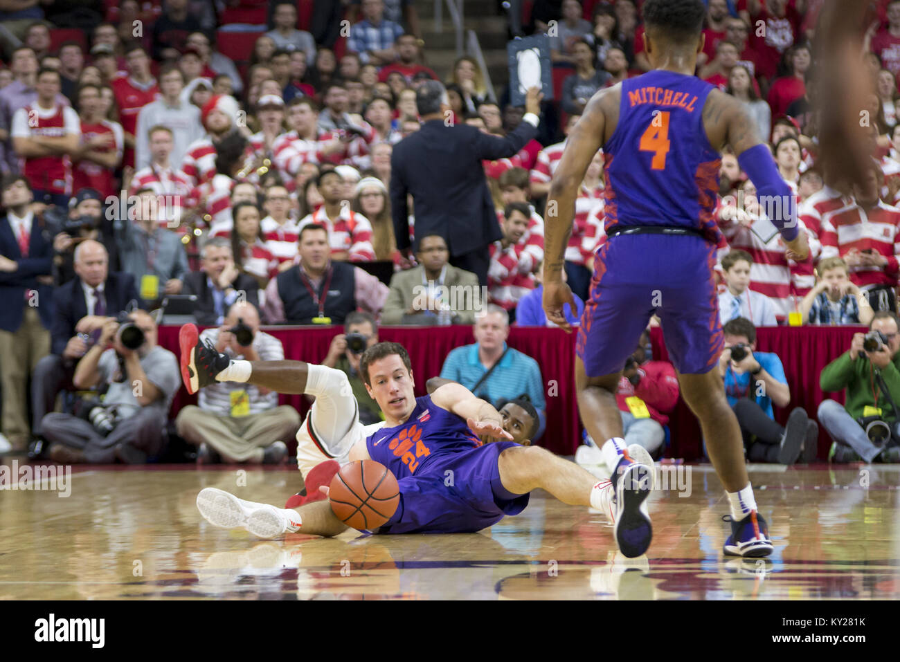 Raleigh, Caroline du Nord, USA. Jan 11, 2018. Clemson avant, DAVID SKARA, batailles avec LAVAR BATTS, de la NC State, pour une balle lâche. NC State défait Clemson 78-77. Credit : Spencer Lee/ZUMA/Alamy Fil Live News Banque D'Images