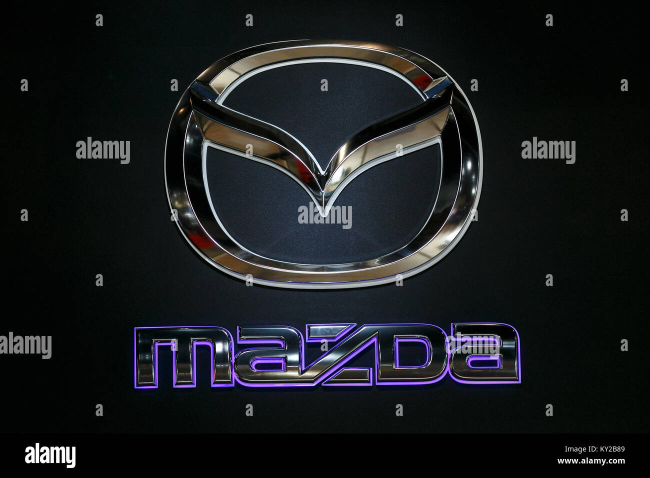 Chiba, Japon. 12 janvier, 2018. Un logo Mazda est vu au Tokyo Auto Salon 2018 Le 12 janvier 2018, Chiba, Japon. Tokyo Auto Salon est l'une des plus grandes expositions automobiles que présentant les dernières solutions technologiques et de produits pour personnaliser les voitures. Le spectacle se déroule du 12 au 14 janvier au Makuhari Messe Convention internationale complexe. Credit : Rodrigo Reyes Marin/AFLO/Alamy Live News Banque D'Images