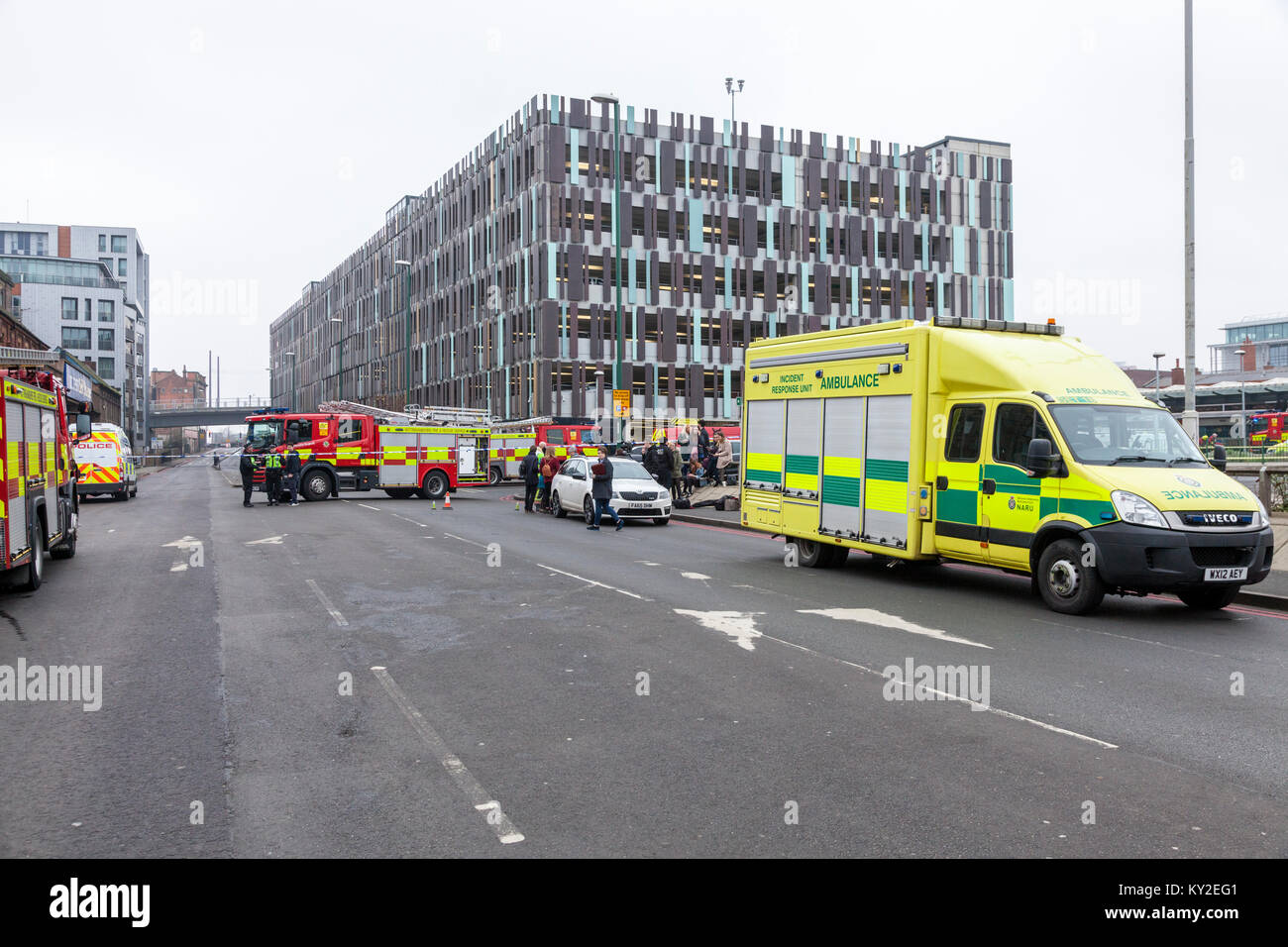 Nottingham, Royaume-Uni. 12 janvier 2018. Un grand incendie à la gare de Nottingham est à l'origine d'importantes perturbations. Tous les trains dans et hors de la station sont annulées pour la journée. Les routes autour de la station sont fermées de même que tous les services de tram de la gare. Credit : Martyn Williams /Alamy Live News Banque D'Images