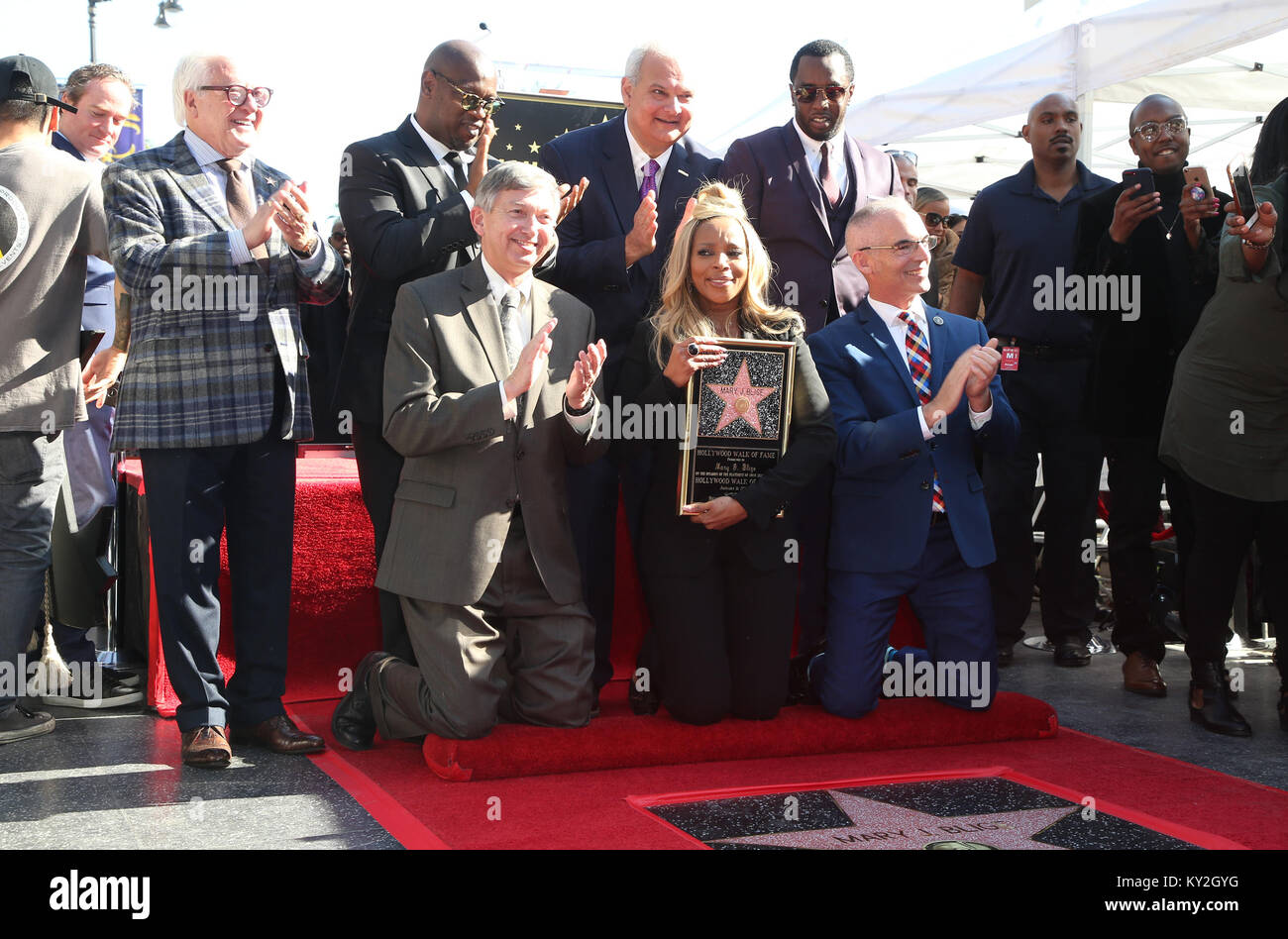 Hollywood, CA, USA. Jan 11, 2018. 11 janvier 2018 - Hollywood, Californie - Vin Di Bona, Andre Harrell, Leron Gubler, Jeff Zarrinnam, Mitch O'Farrell, Sean Combs, Mary J. Blige. Mary J. Blige honorés avec une étoile sur le Hollywood Walk of Fame . Crédit photo : F. Sadou/AdMedia Crédit : F. Sadou/AdMedia/ZUMA/Alamy Fil Live News Banque D'Images